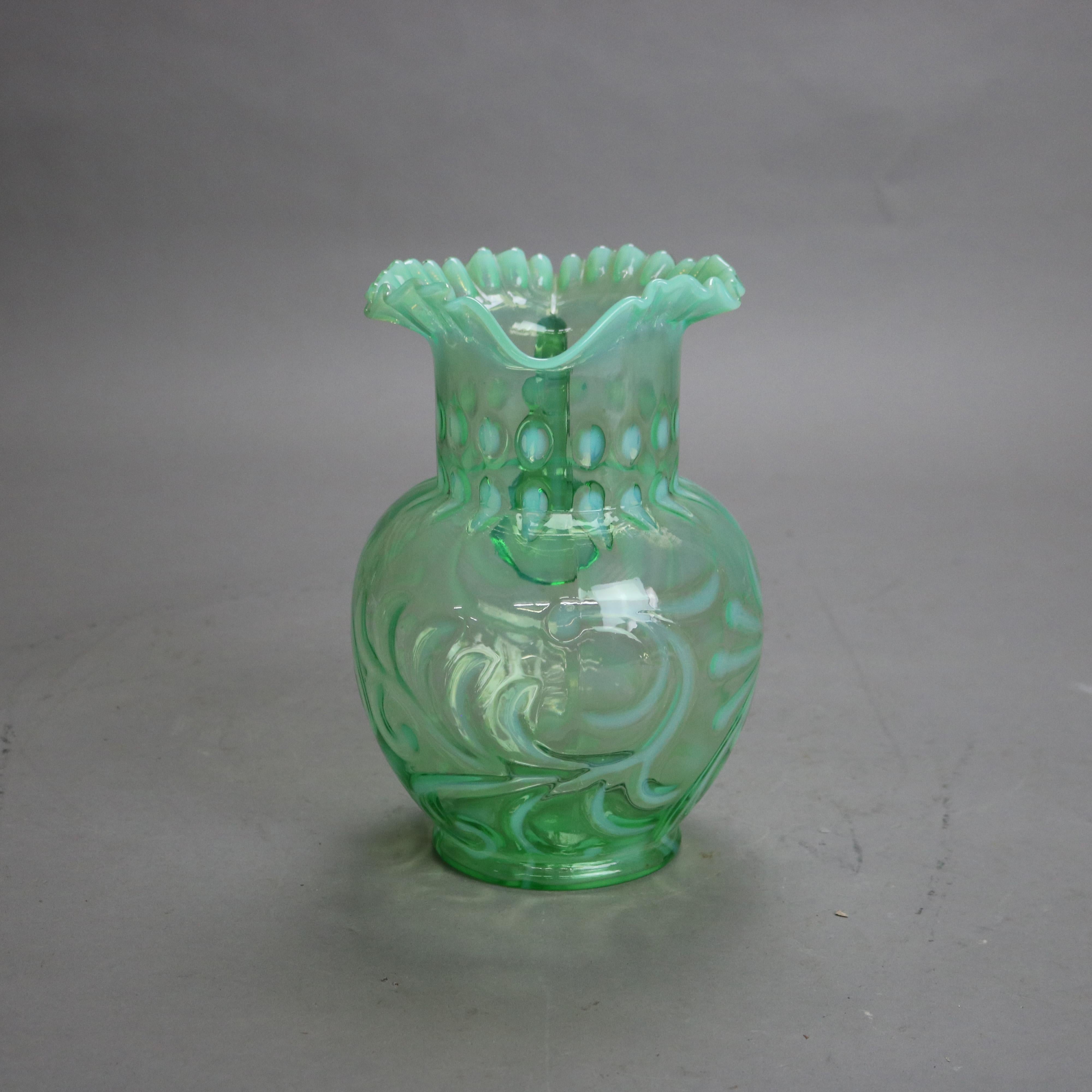 Pichet victorien ancien en verre vert et opalescent avec bord à volants C1900 Bon état - En vente à Big Flats, NY