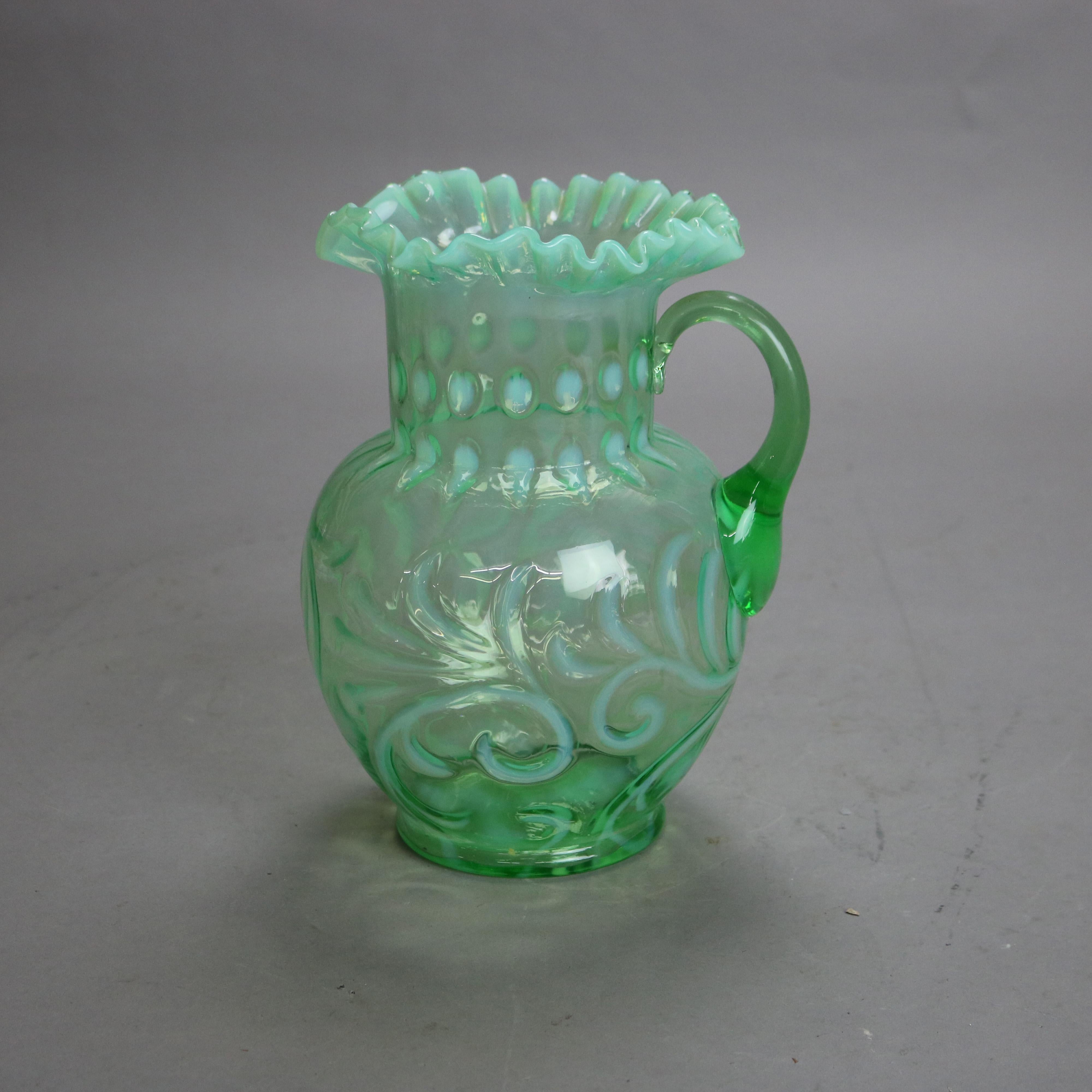 20ième siècle Pichet victorien ancien en verre vert et opalescent avec bord à volants C1900 en vente