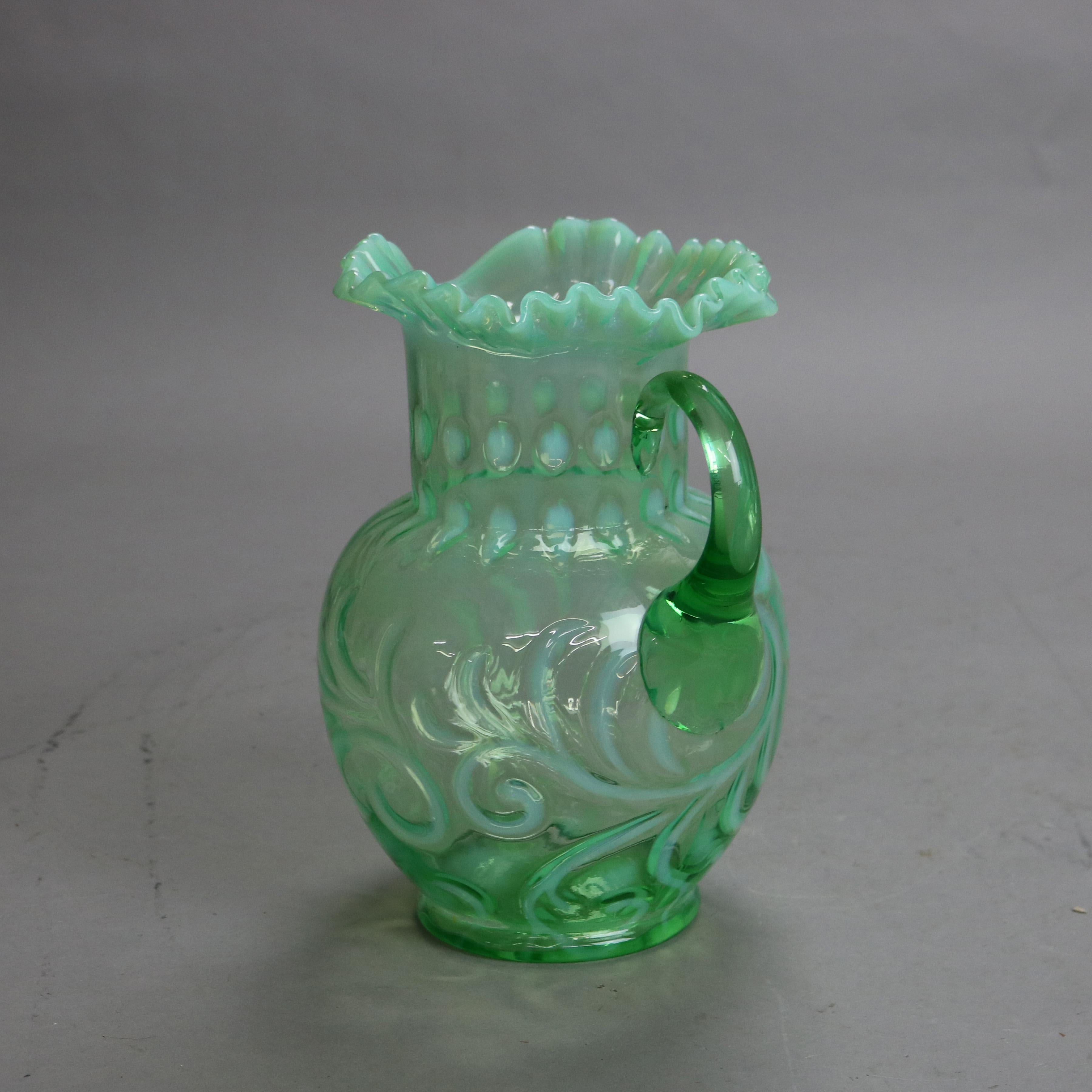 Verre Pichet victorien ancien en verre vert et opalescent avec bord à volants C1900 en vente