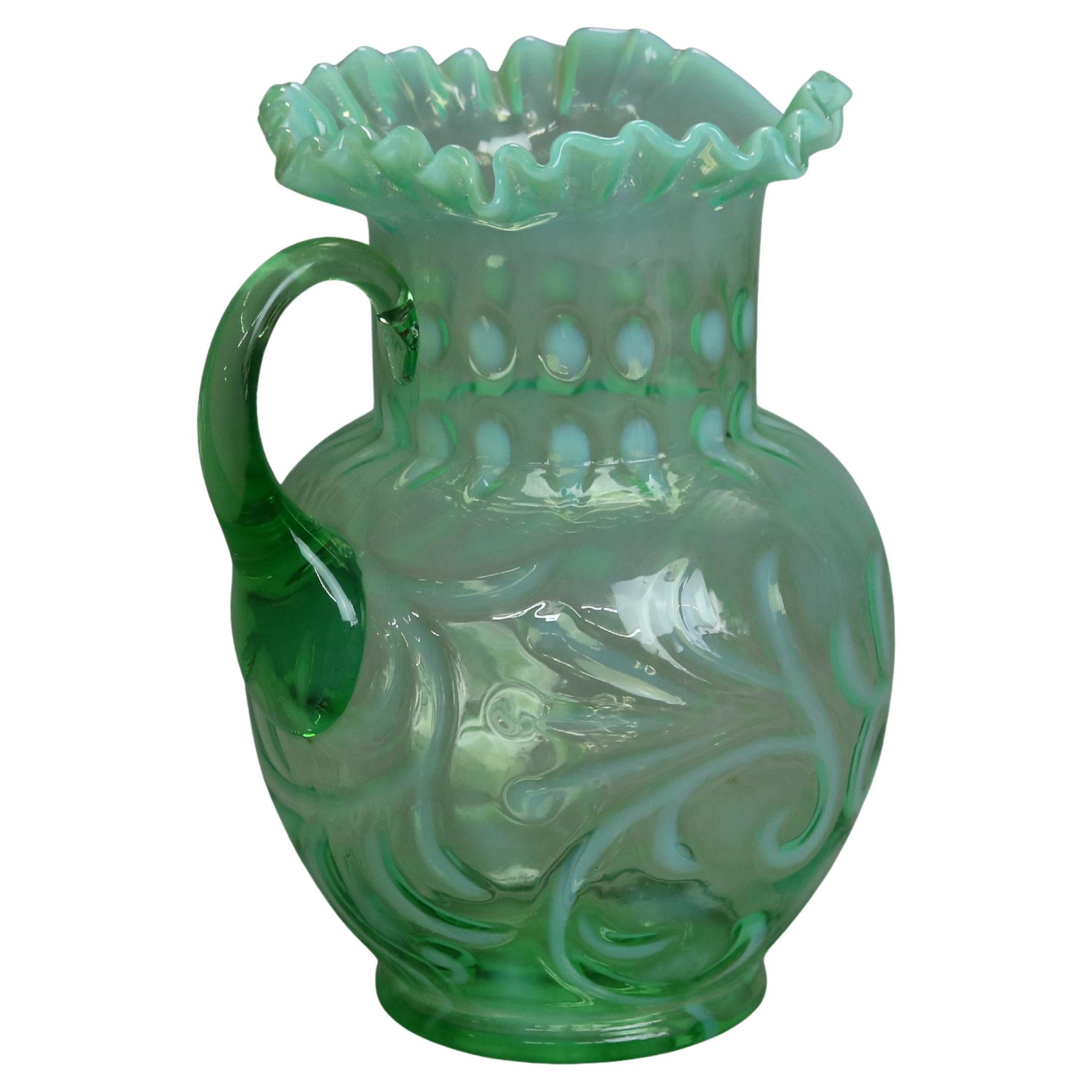 Antigua jarra victoriana de vidrio verde y opalescente con borde ondulado C1900