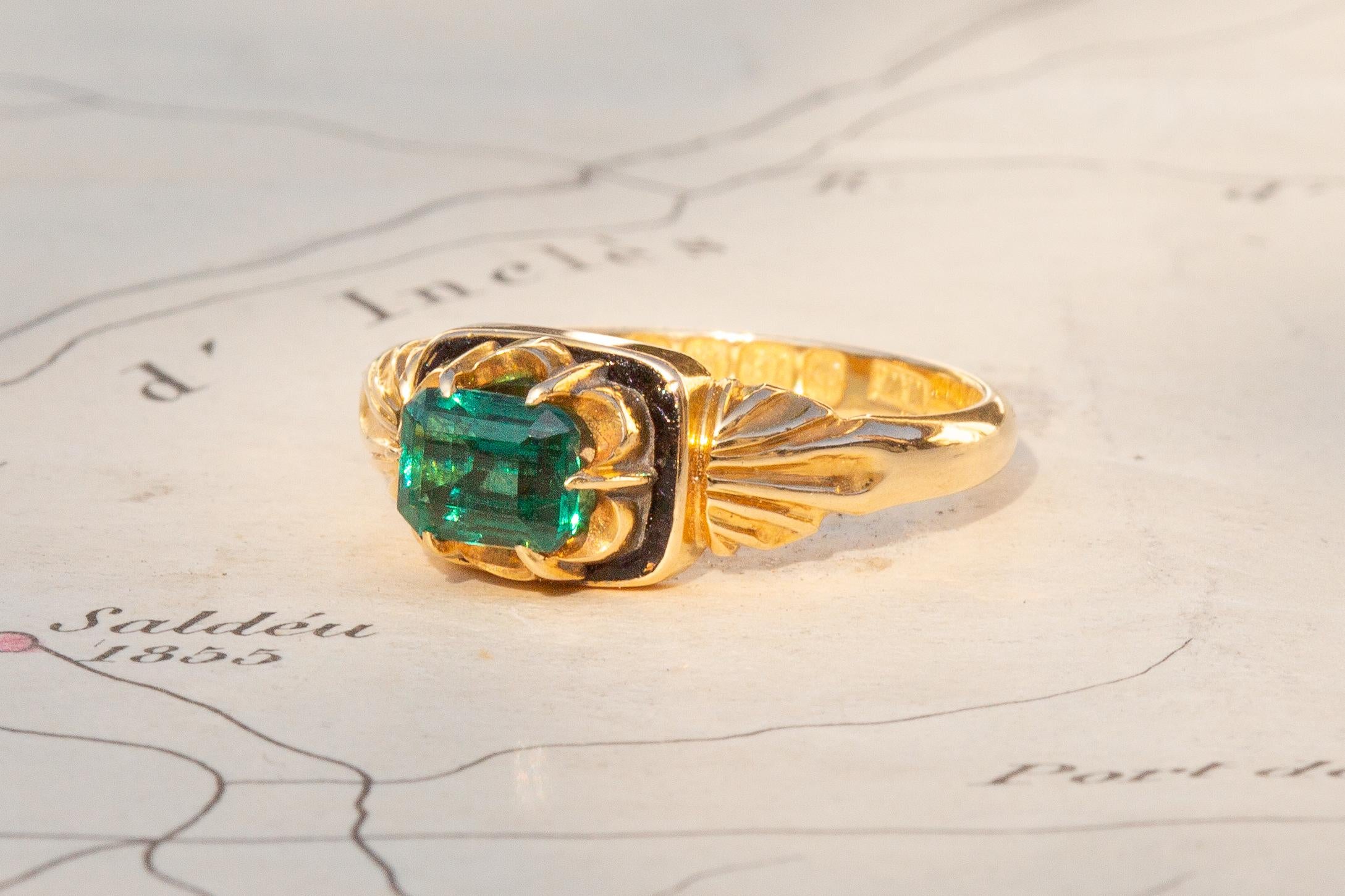 Antique Victorian Green Paste Black Enamel 18k Gold Ring Unusual 19th Century In Good Condition For Sale In London, GB
