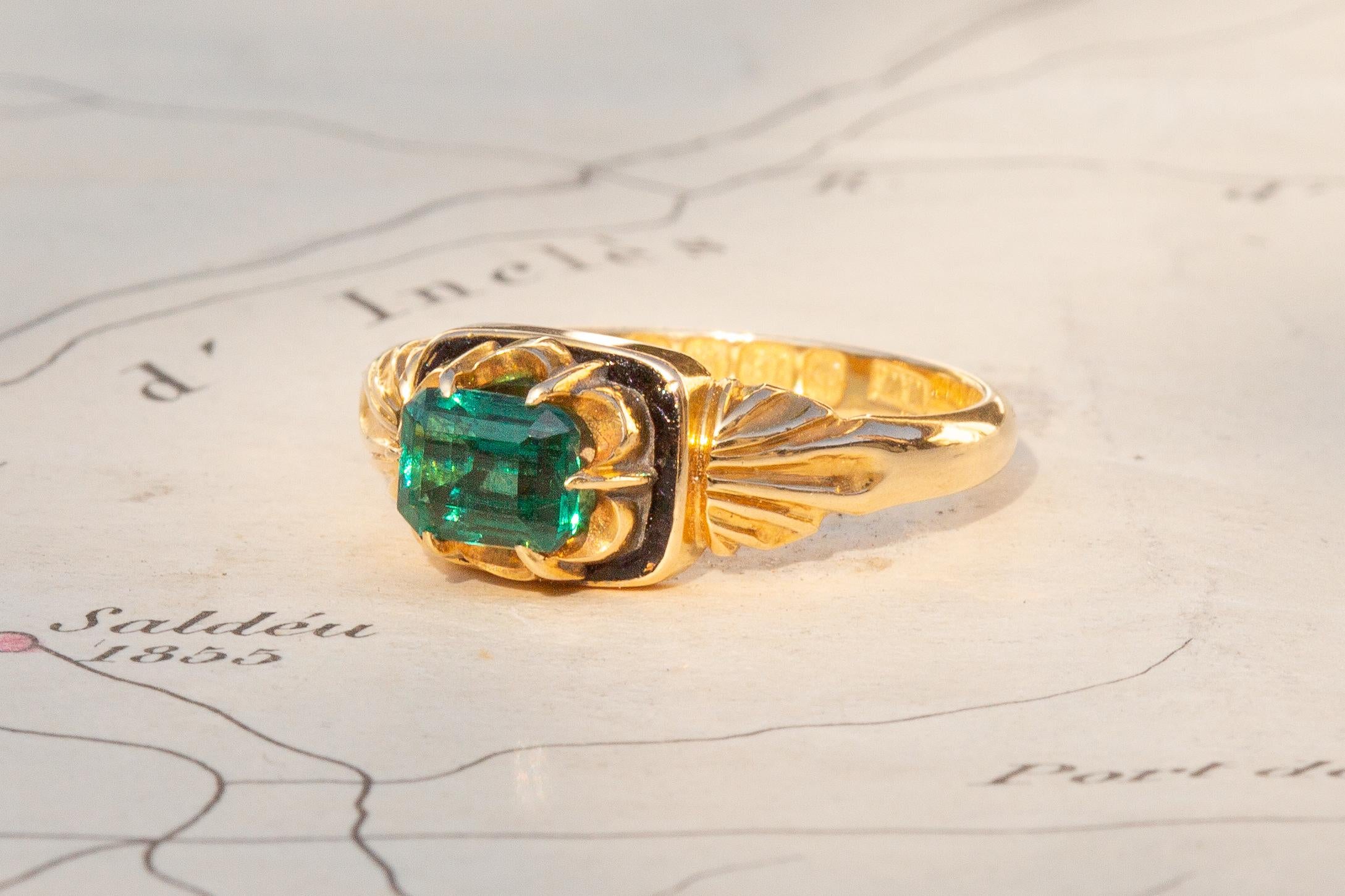 Ancienne bague victorienne en pâte verte et émail noir en or 18k insolite 19ème siècle Bon état - En vente à London, GB