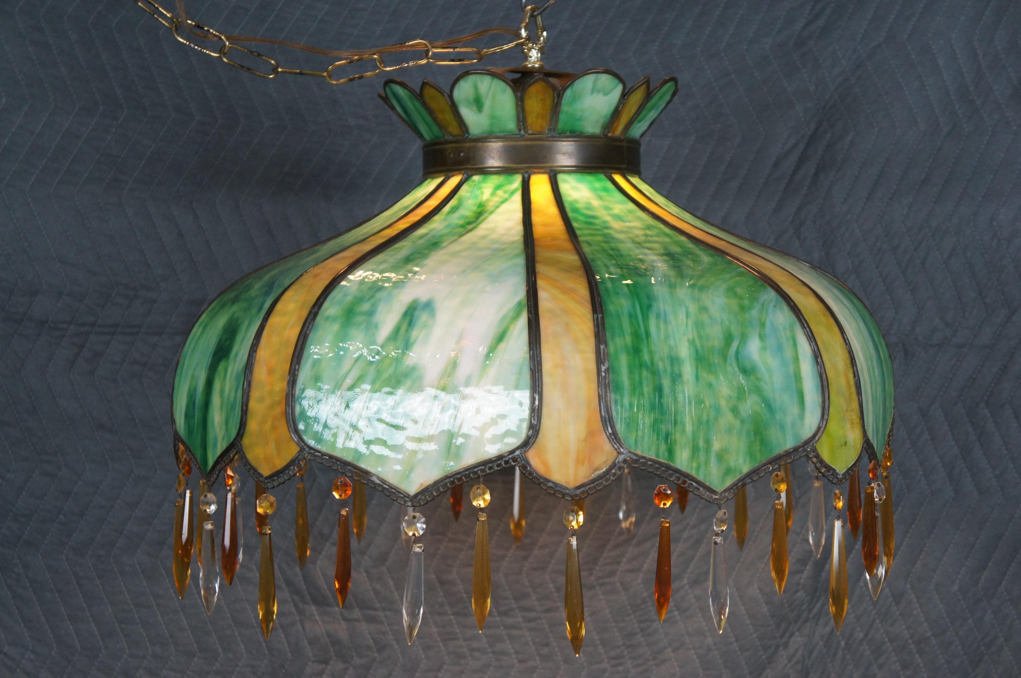Antico lampadario vittoriano in vetro scoria verde con paralume a goccia di cristallo 24