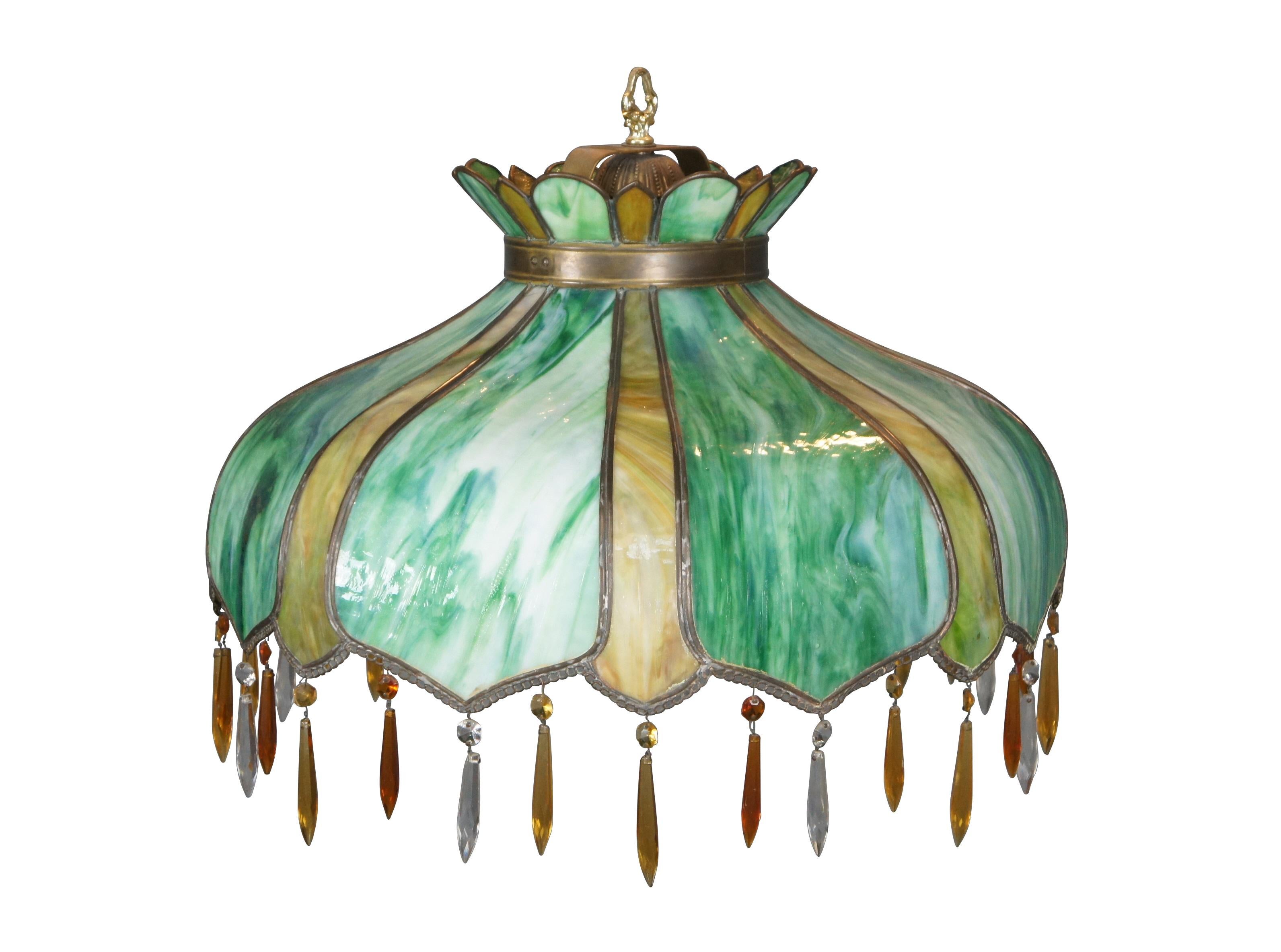 Lampada a sospensione / lampadario in scorie della fine del XIX secolo. Pannelli alternati di vetro colorato verde e giallo disposti a forma di petalo di fiore/ombrello con collare in ottone nella parte superiore e disegno a catena lungo il bordo