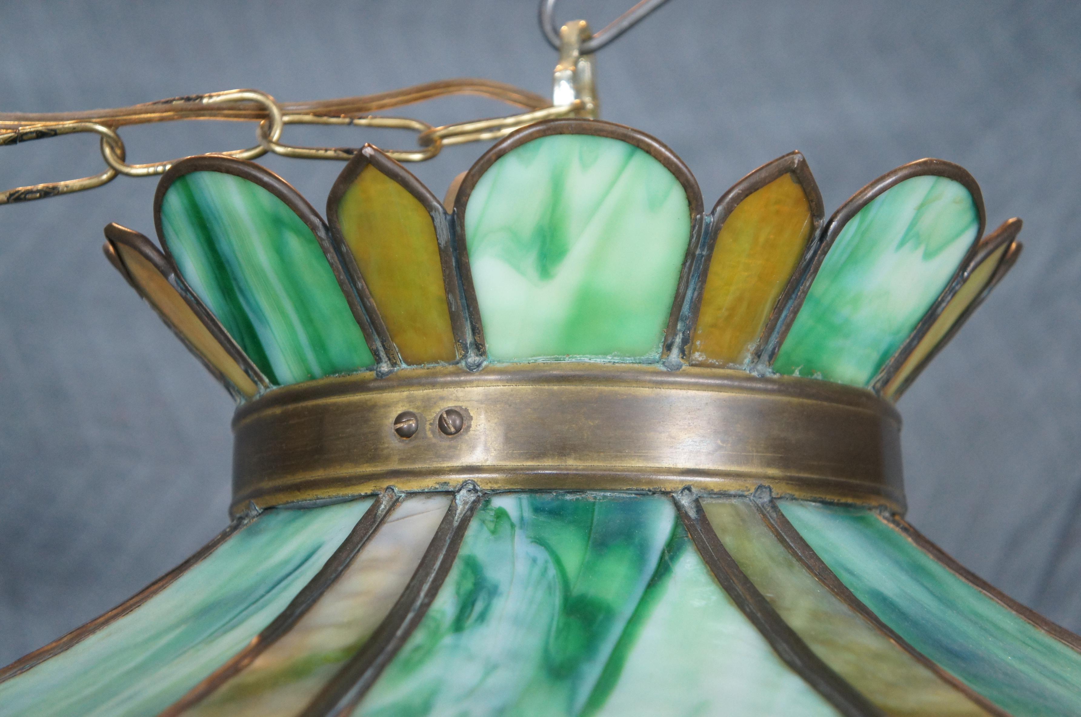Vittoriano Antico lampadario vittoriano in vetro scoria verde con paralume a goccia di cristallo 24