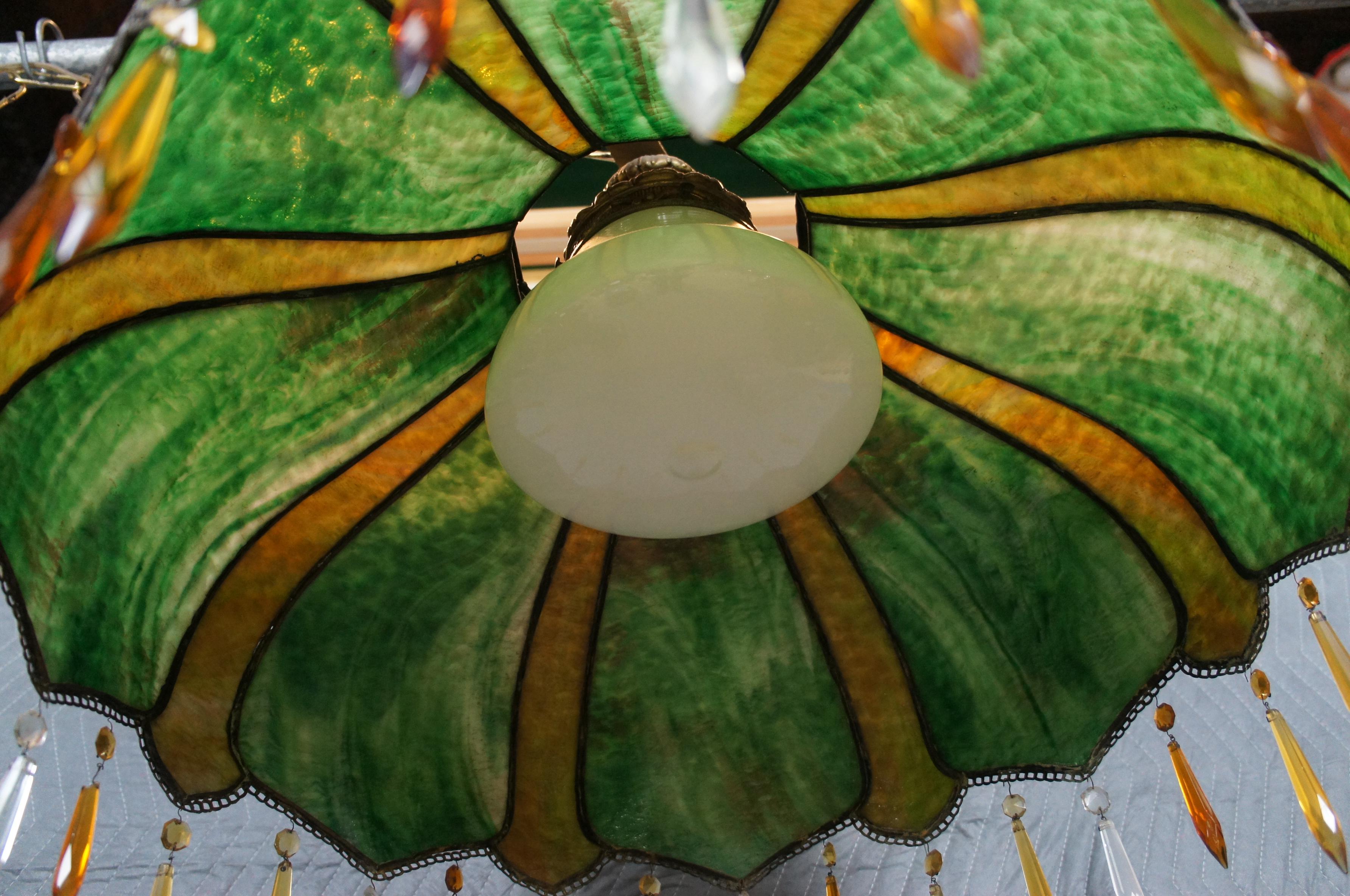 Antico lampadario vittoriano in vetro scoria verde con paralume a goccia di cristallo 24