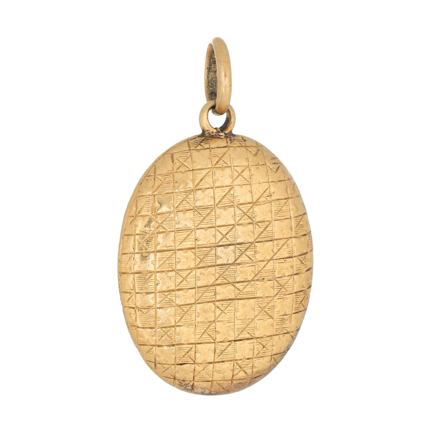 Victorien Pendentif ovale vintage en or 18 carats à motif ciselé à cheveux de style victorien ancien en vente