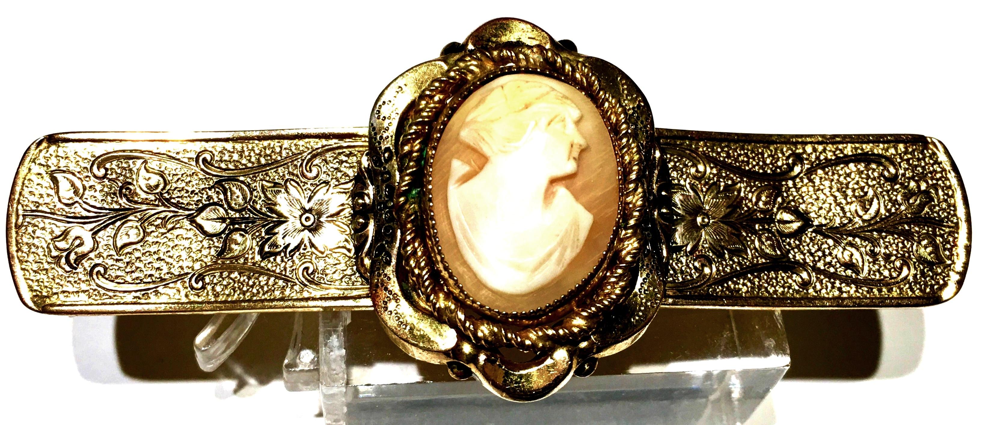 Antique Victorian Hand-Carved Cameo Shell Gold Gilt Brooch In Good Condition For Sale In West Palm Beach, FL