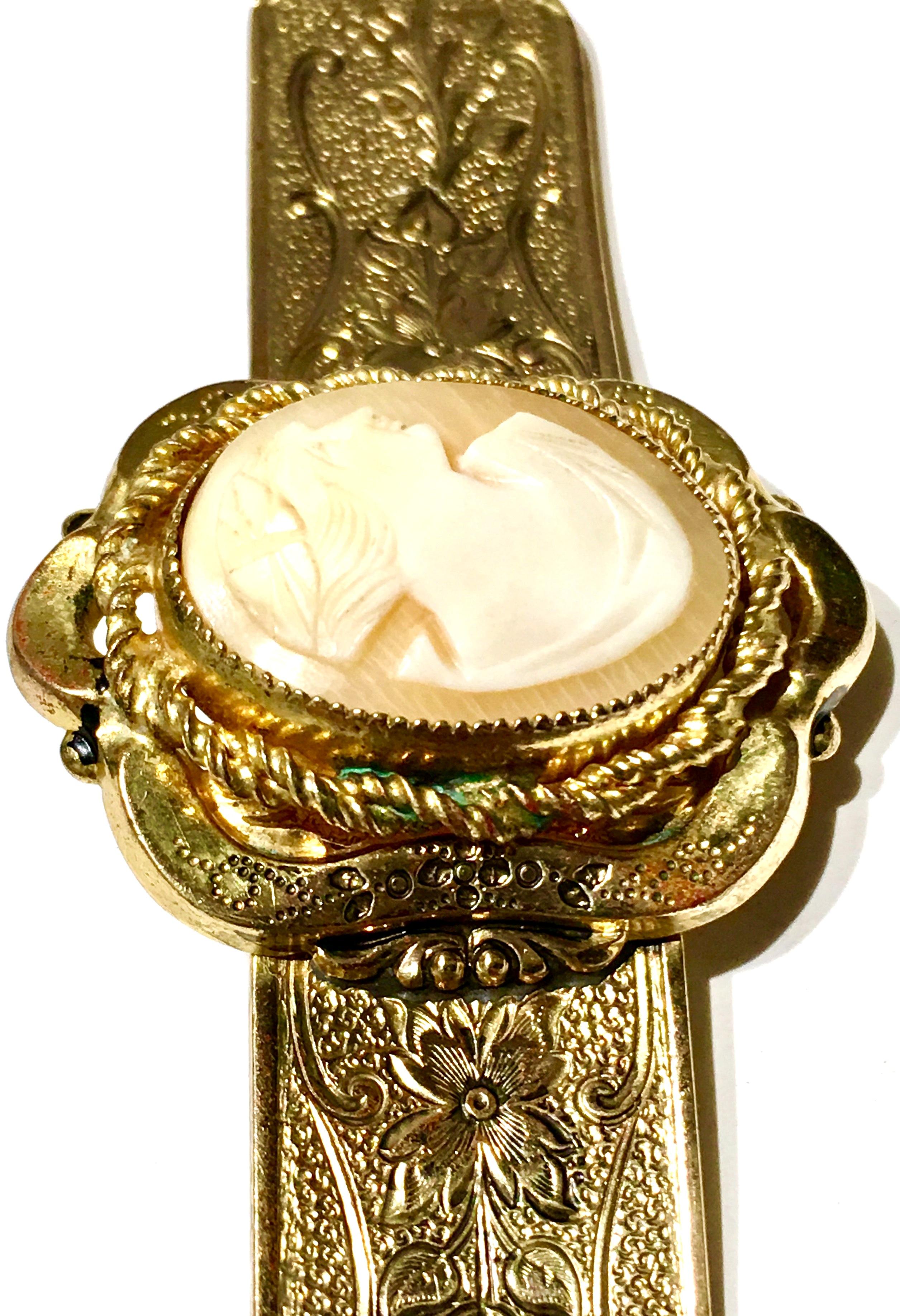 Antique Victorian Hand-Carved Cameo Shell Gold Gilt Brooch For Sale 2