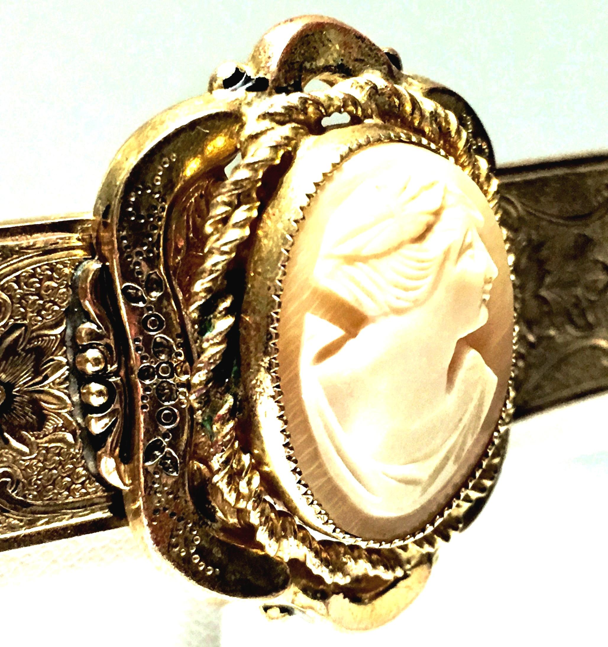 Antique Victorian Hand-Carved Cameo Shell Gold Gilt Brooch For Sale 3