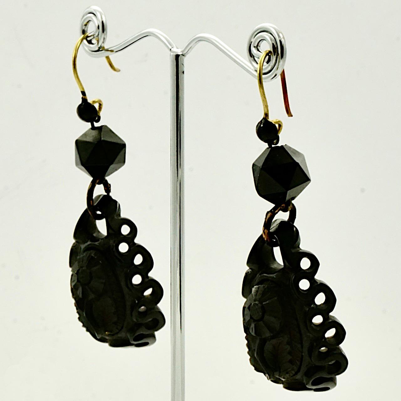 Antique Victorian Hand Carved Whitby Jet Flower Drop Earrings Gold Tone Hooks   In Good Condition For Sale In London, GB