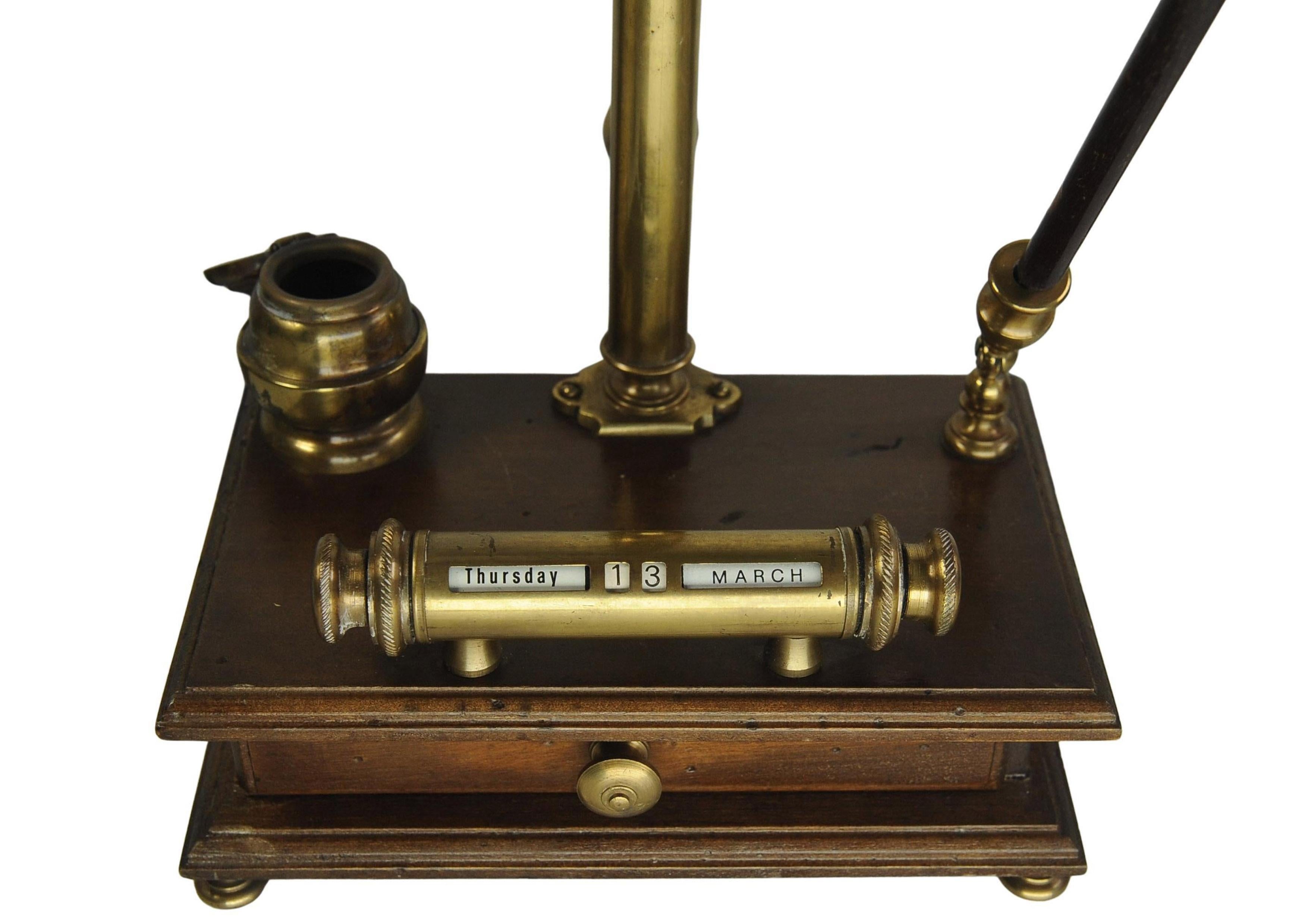 Britannico Antico set di lampade e calamai da tavolo in mogano e ottone, di epoca vittoriana, lavorato a mano in vendita