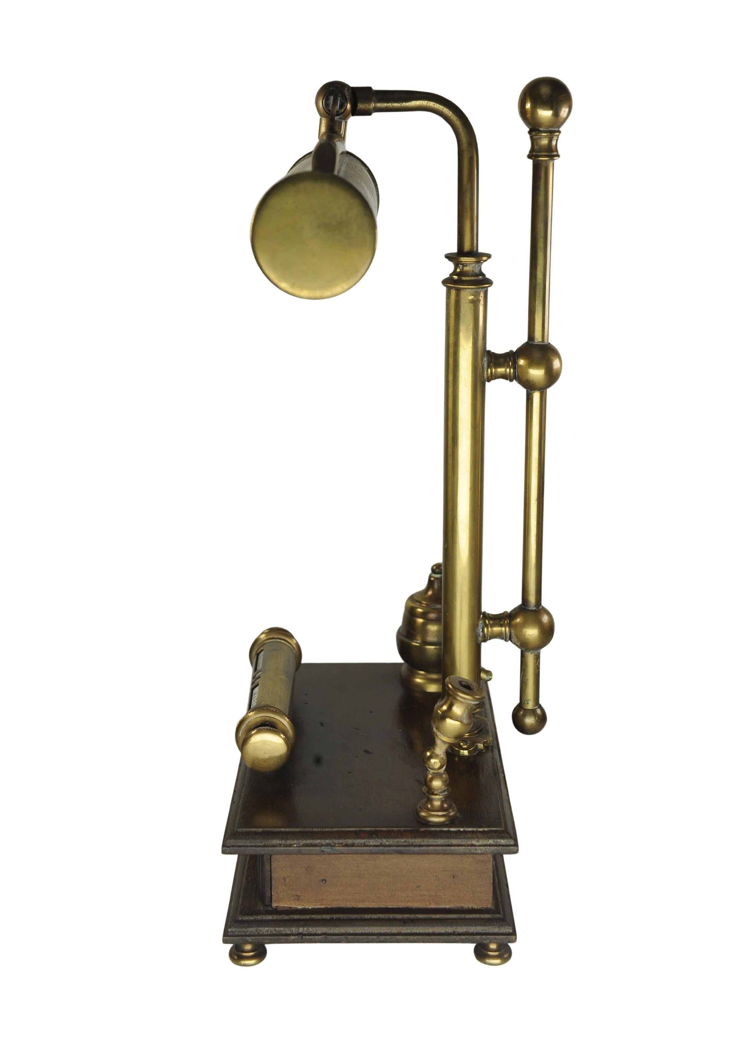 Antico set di lampade e calamai da tavolo in mogano e ottone, di epoca vittoriana, lavorato a mano In condizioni buone in vendita a Reading, Berkshire