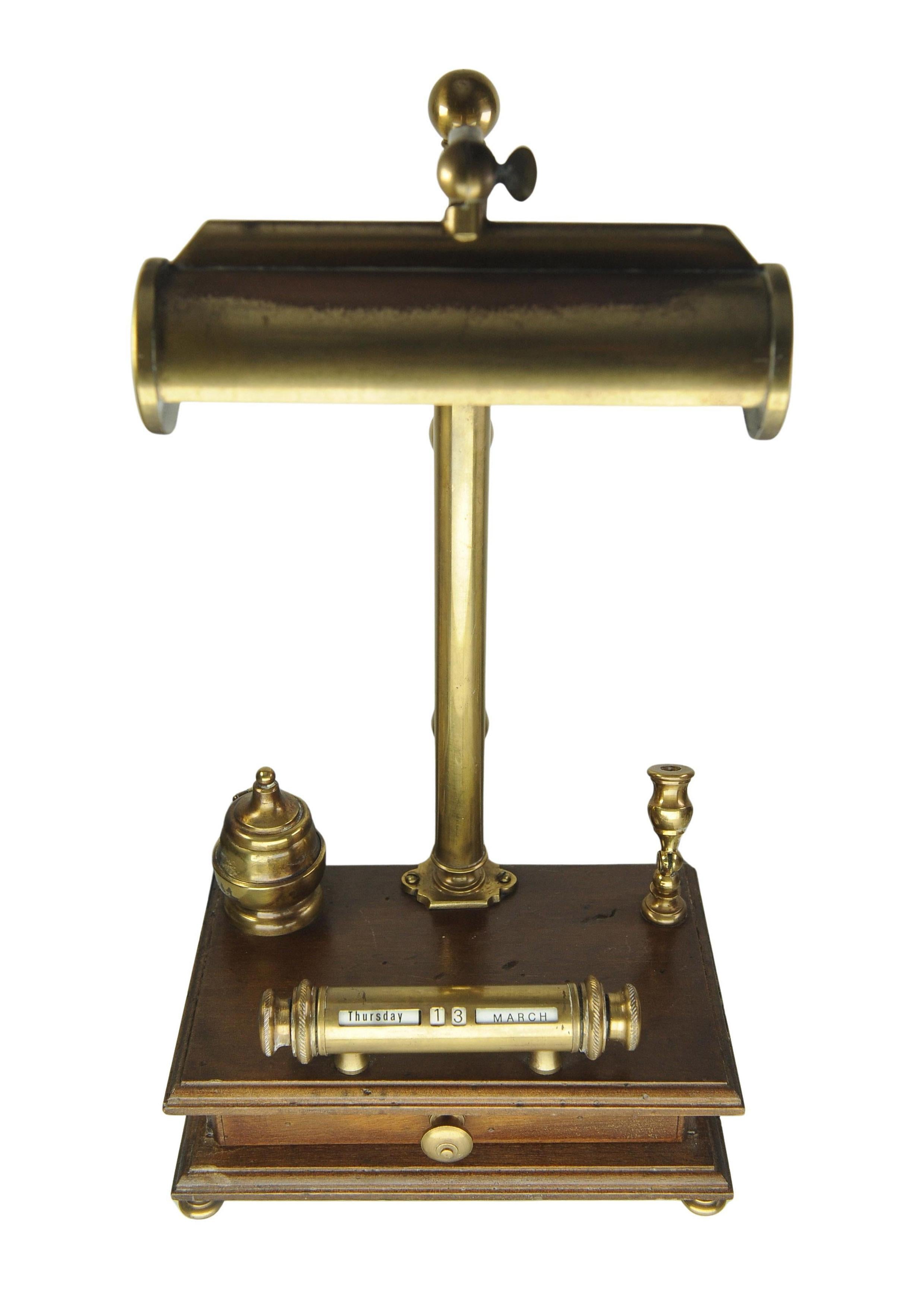 Ottone Antico set di lampade e calamai da tavolo in mogano e ottone, di epoca vittoriana, lavorato a mano in vendita