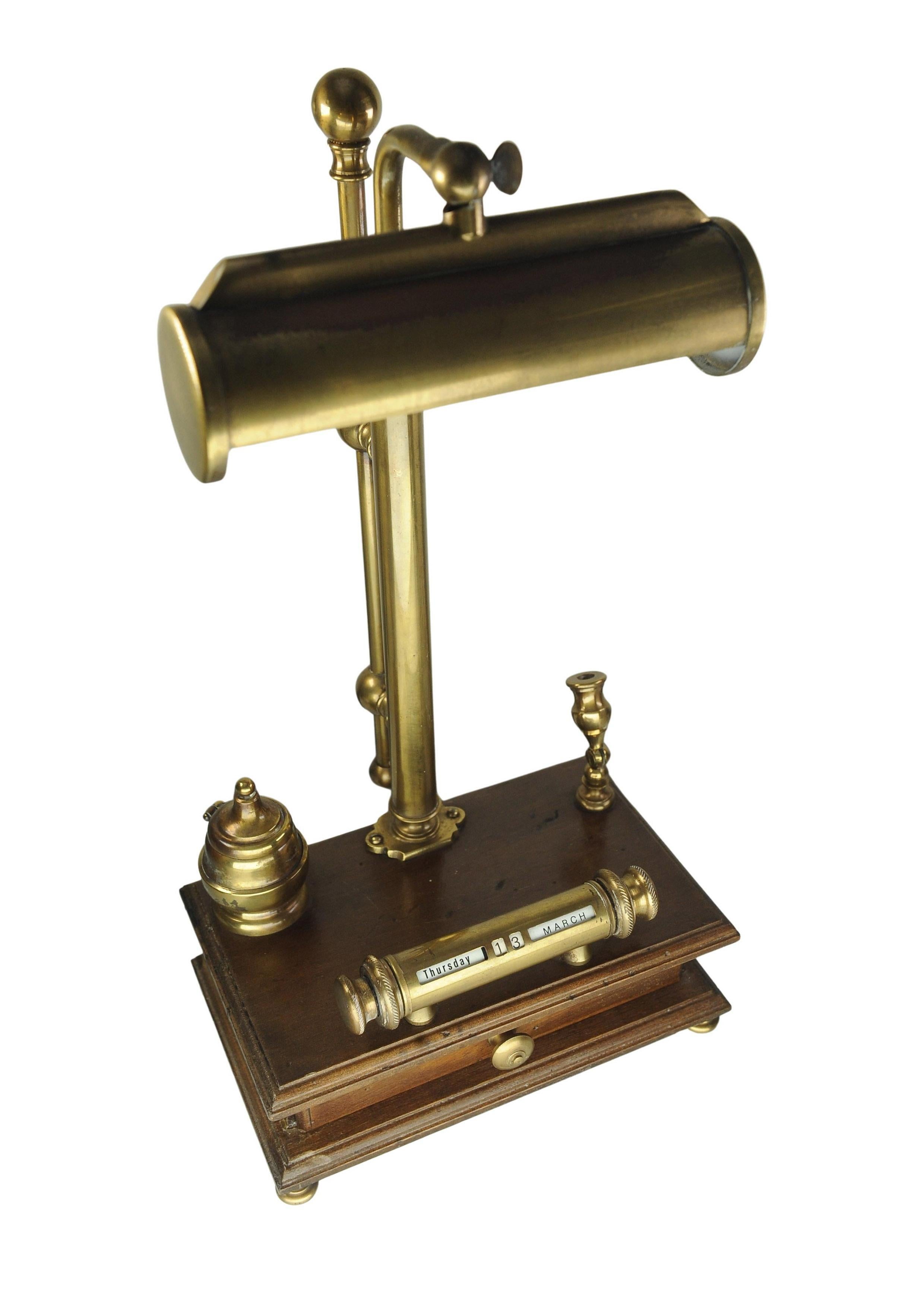 Antico set di lampade e calamai da tavolo in mogano e ottone, di epoca vittoriana, lavorato a mano in vendita