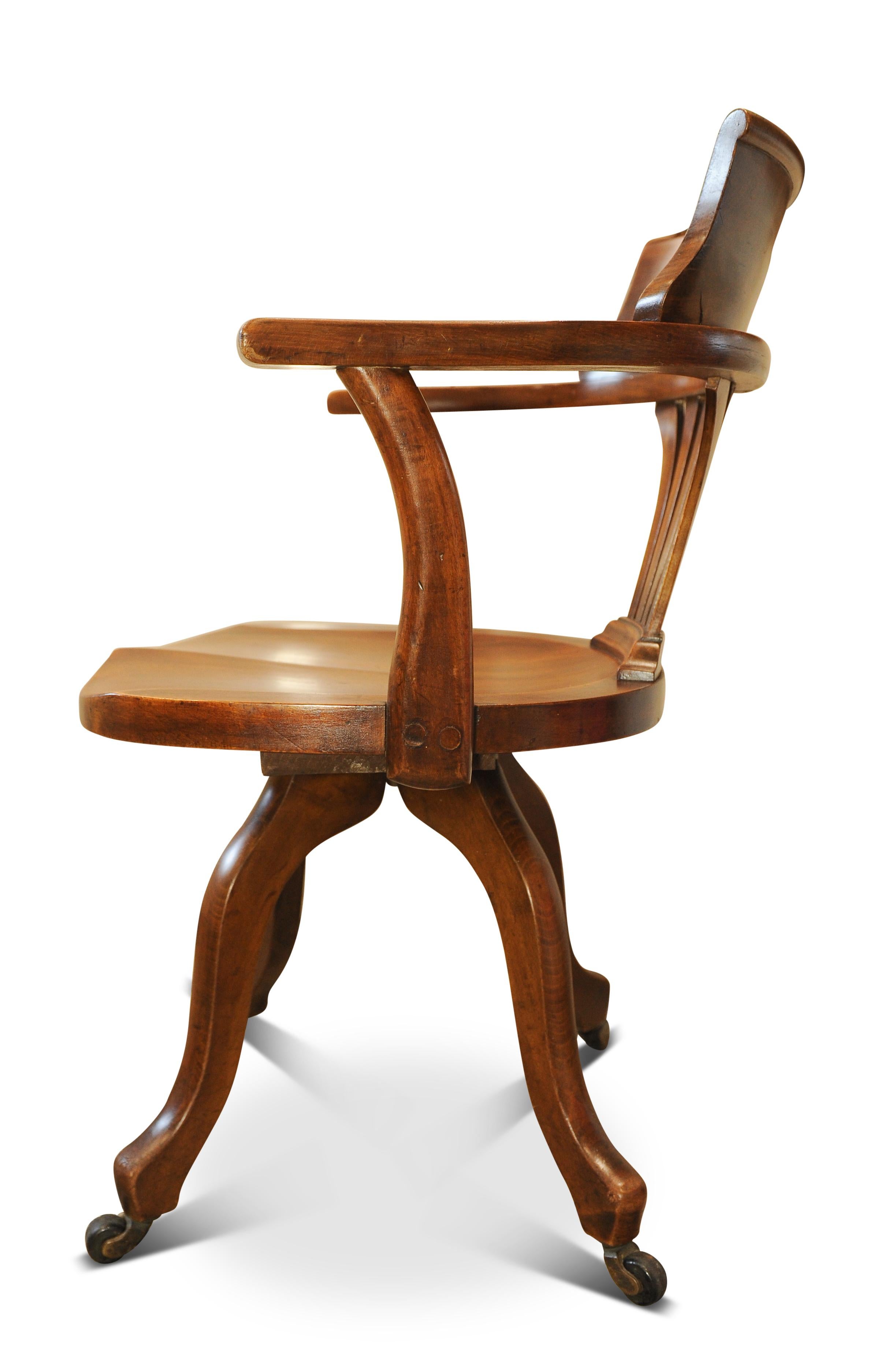 Silla 2025 3 TW 

Silla de escritorio giratoria clásica de caoba, antigua, inglesa y victoriana, con asiento perfilado.

Altura de asiento fija con base de hierro. 

Dimensiones adicionales
Altura hasta los brazos 70,5 cm
Altura hasta el asiento 47