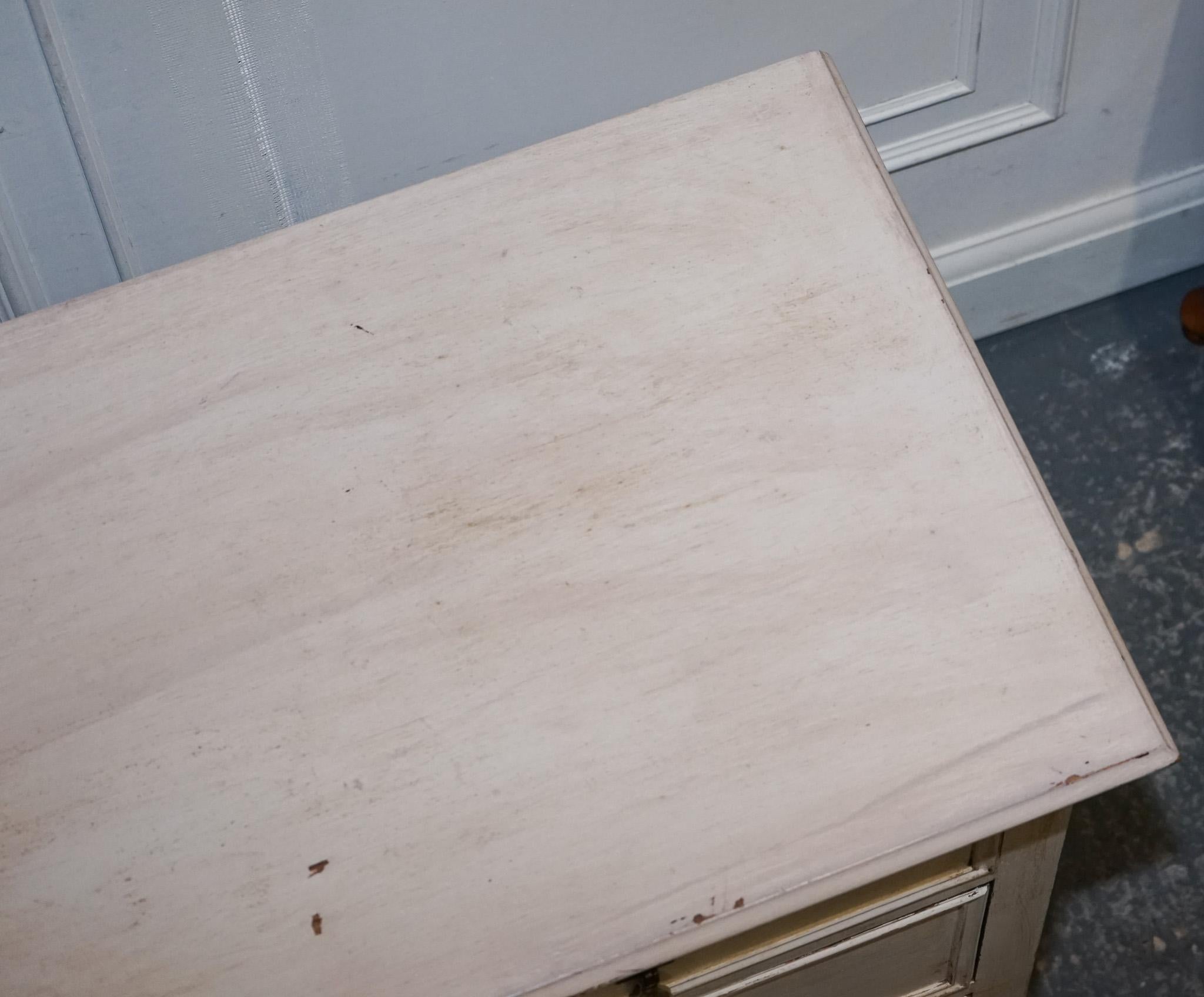 Ancienne commode VICTORIENNE peinte à la main en IVOIRE BLANC AVEC POIGNÉES EN LAITON en vente 3