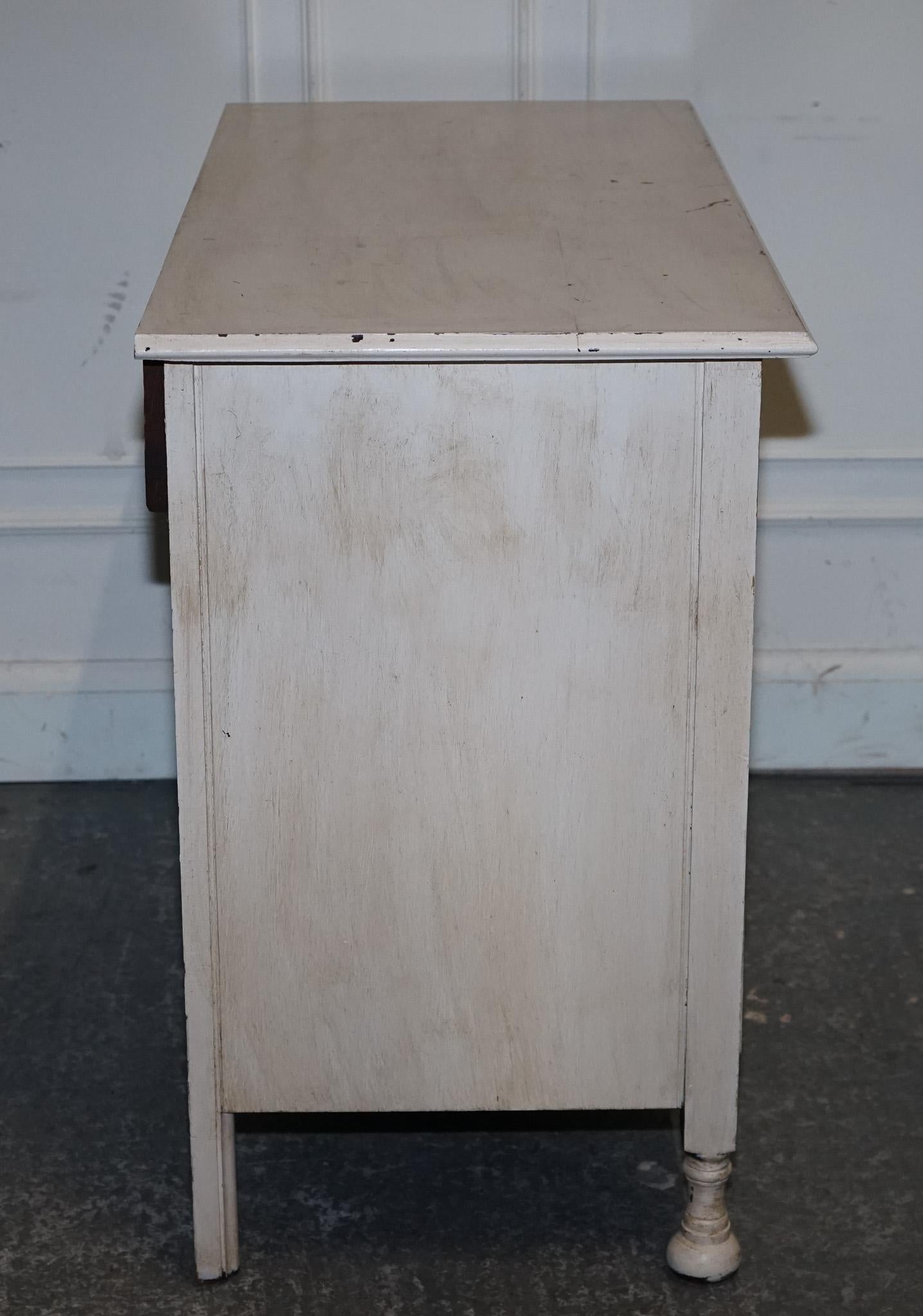 Ancienne commode VICTORIENNE peinte à la main en IVOIRE BLANC AVEC POIGNÉES EN LAITON en vente 4