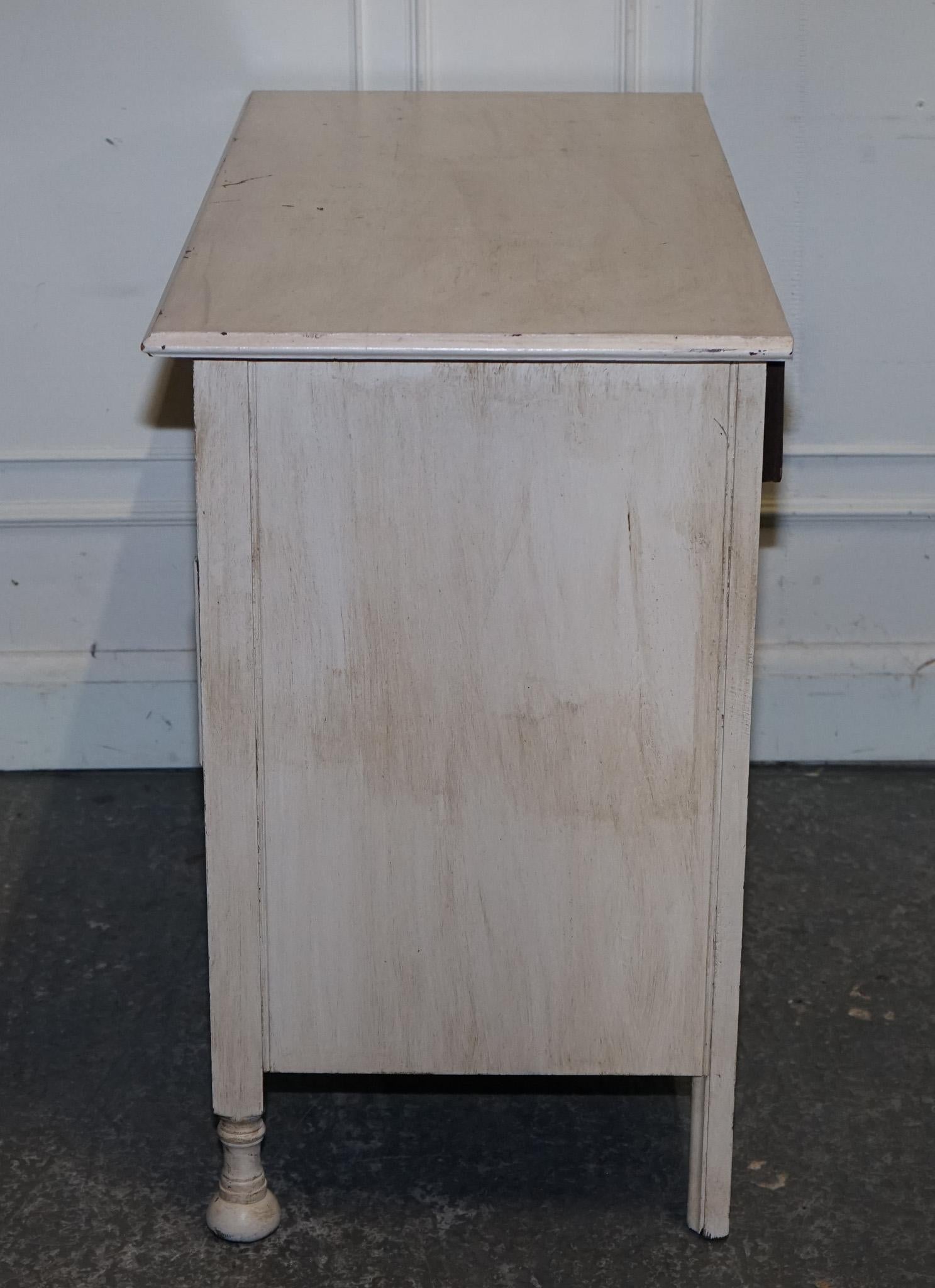 Ancienne commode VICTORIENNE peinte à la main en IVOIRE BLANC AVEC POIGNÉES EN LAITON en vente 5