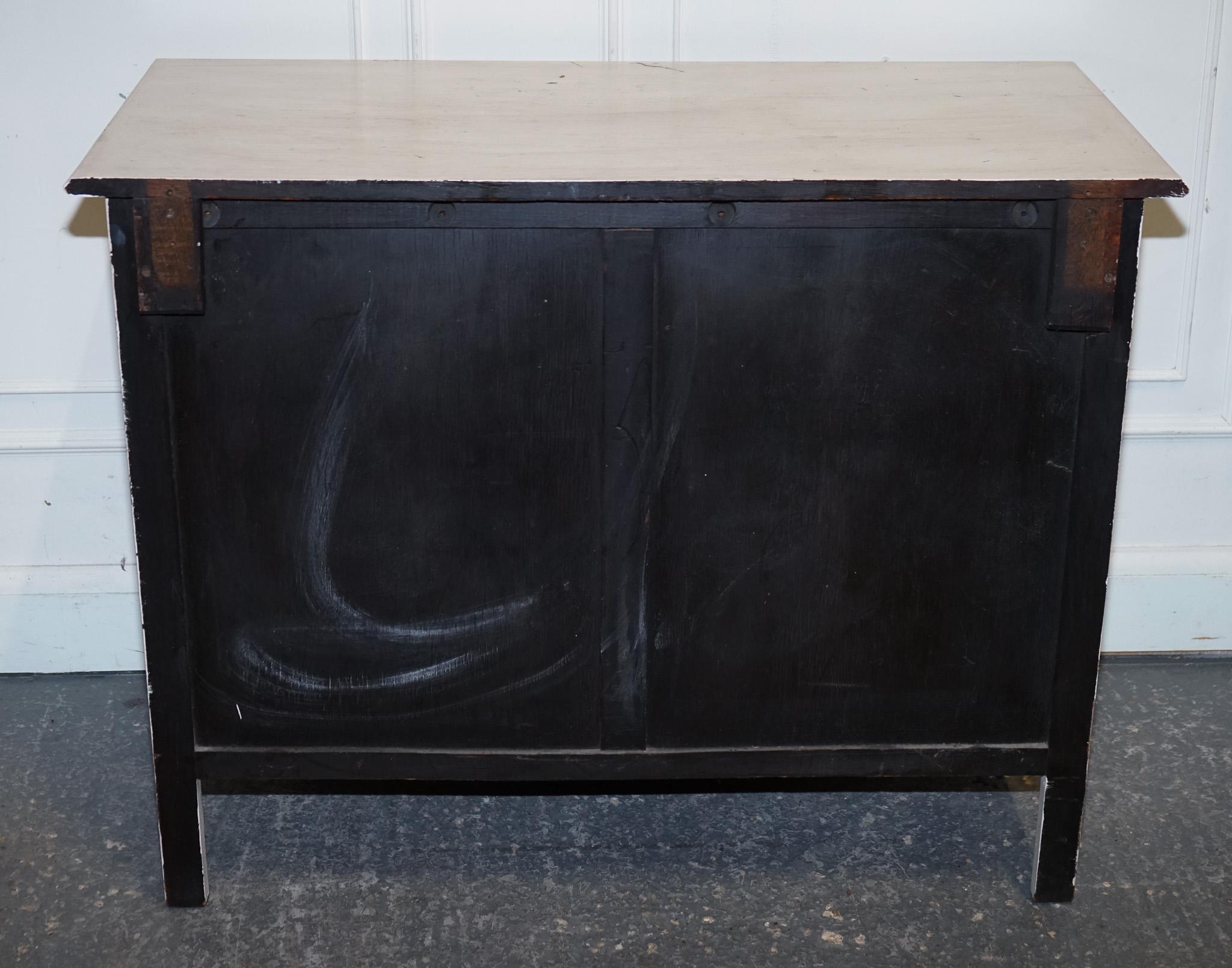 Ancienne commode VICTORIENNE peinte à la main en IVOIRE BLANC AVEC POIGNÉES EN LAITON en vente 6