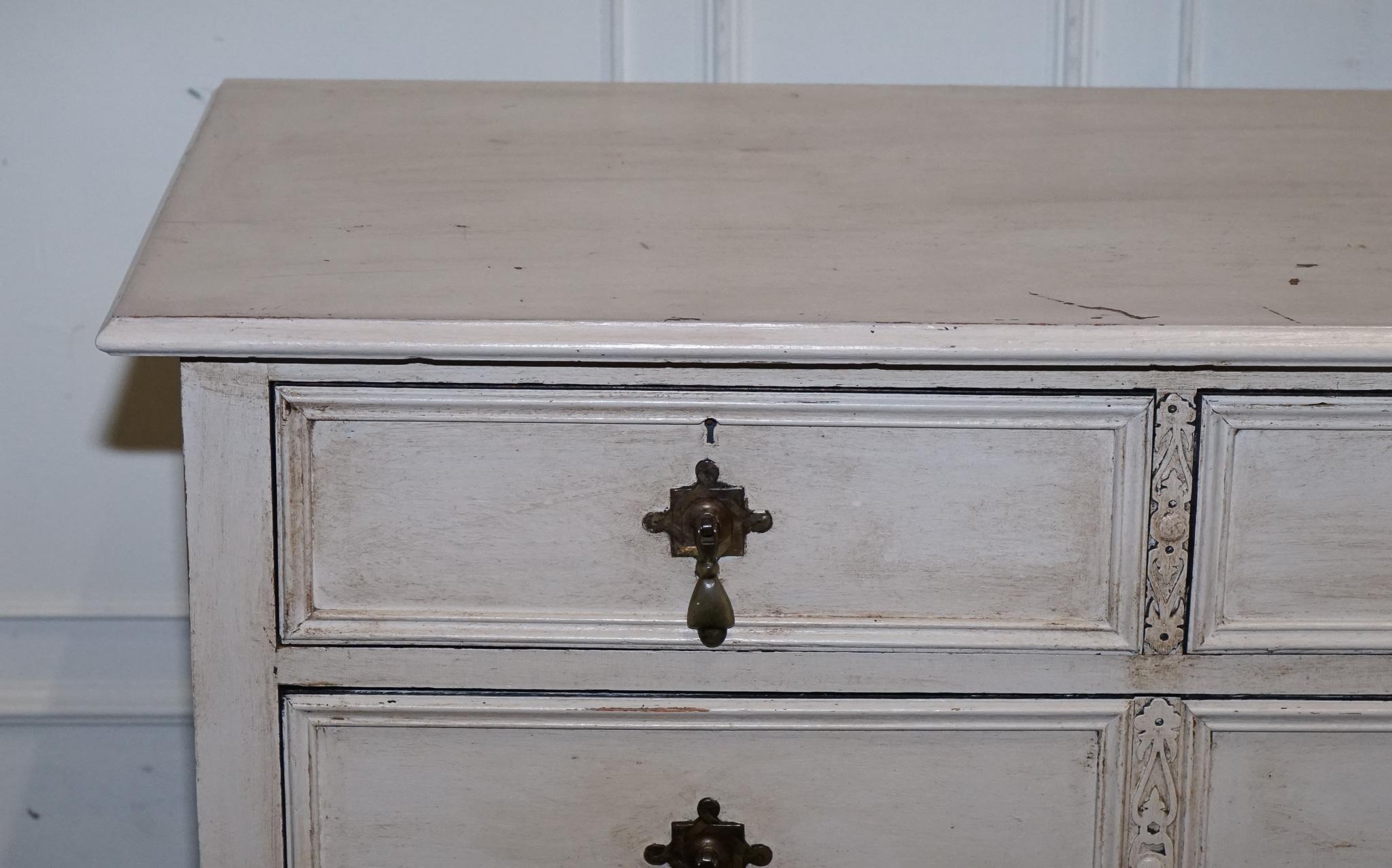 Britannique Ancienne commode VICTORIENNE peinte à la main en IVOIRE BLANC AVEC POIGNÉES EN LAITON en vente