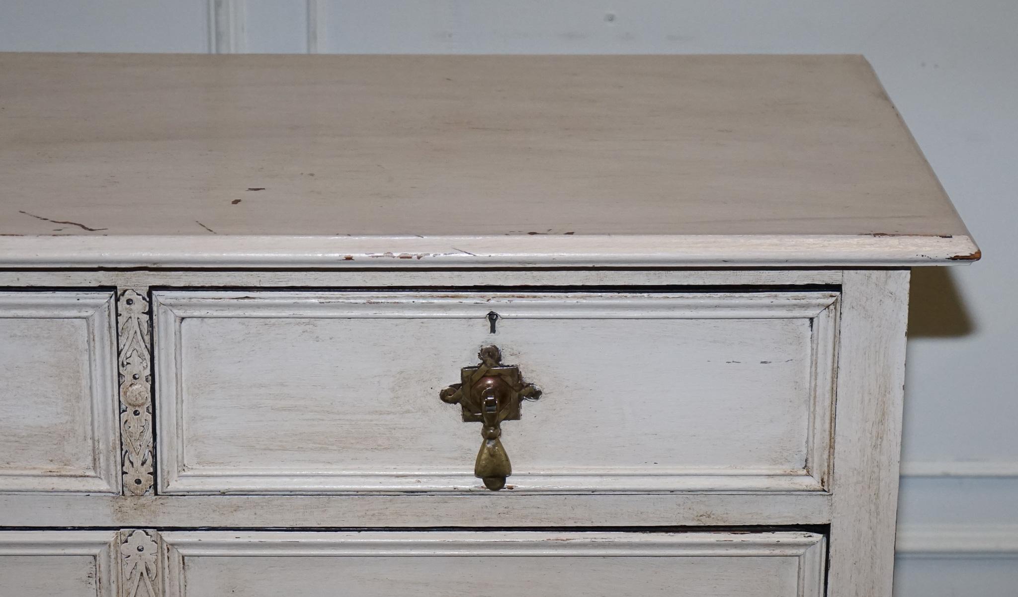 Fait main Ancienne commode VICTORIENNE peinte à la main en IVOIRE BLANC AVEC POIGNÉES EN LAITON en vente