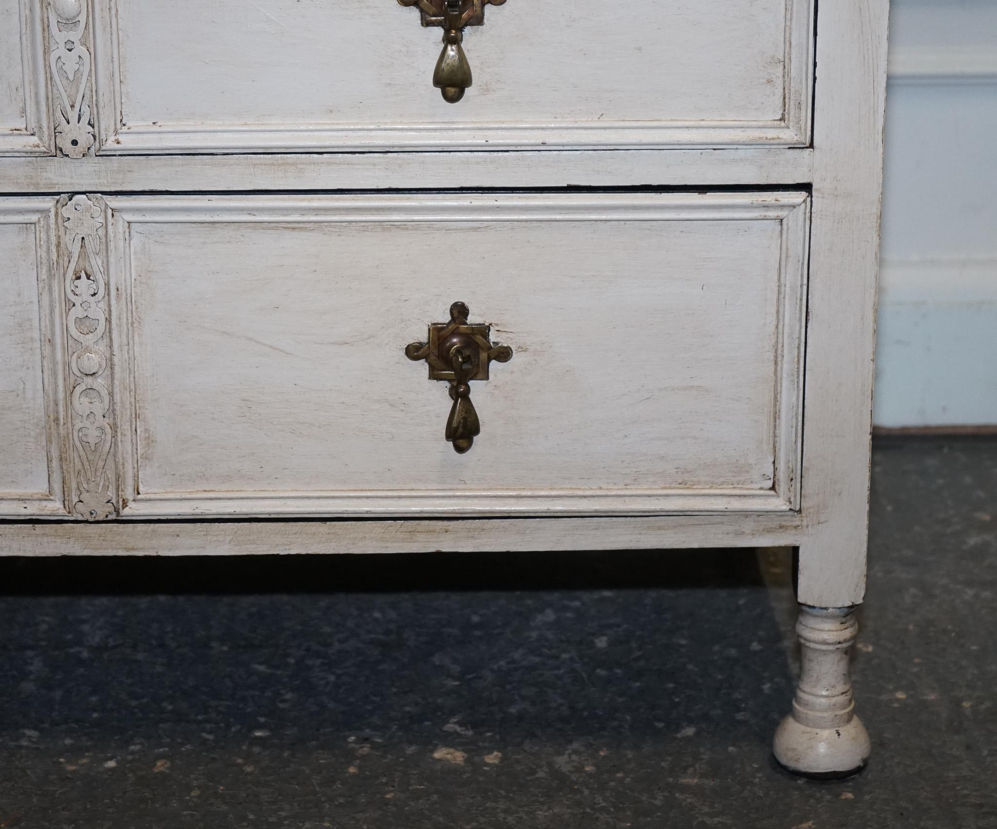 20ième siècle Ancienne commode VICTORIENNE peinte à la main en IVOIRE BLANC AVEC POIGNÉES EN LAITON en vente