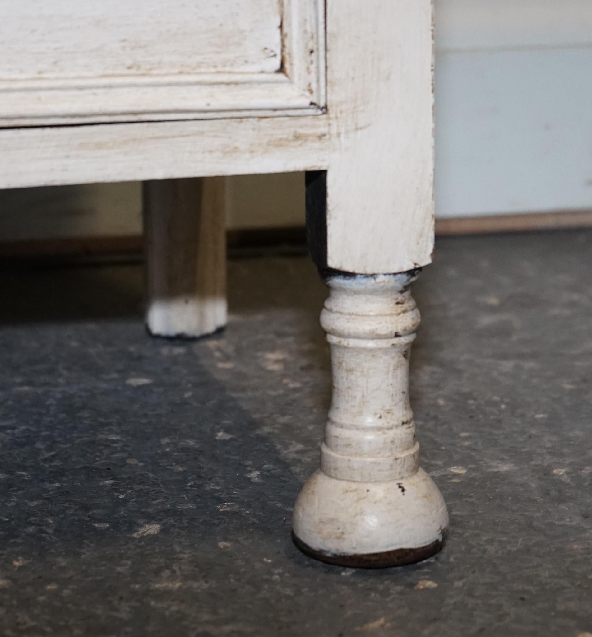 Peinture Ancienne commode VICTORIENNE peinte à la main en IVOIRE BLANC AVEC POIGNÉES EN LAITON en vente