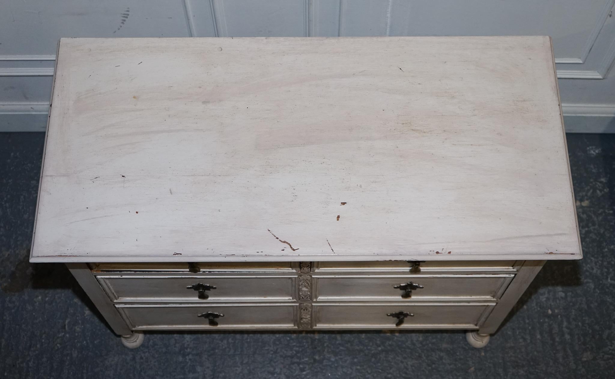 Ancienne commode VICTORIENNE peinte à la main en IVOIRE BLANC AVEC POIGNÉES EN LAITON en vente 2