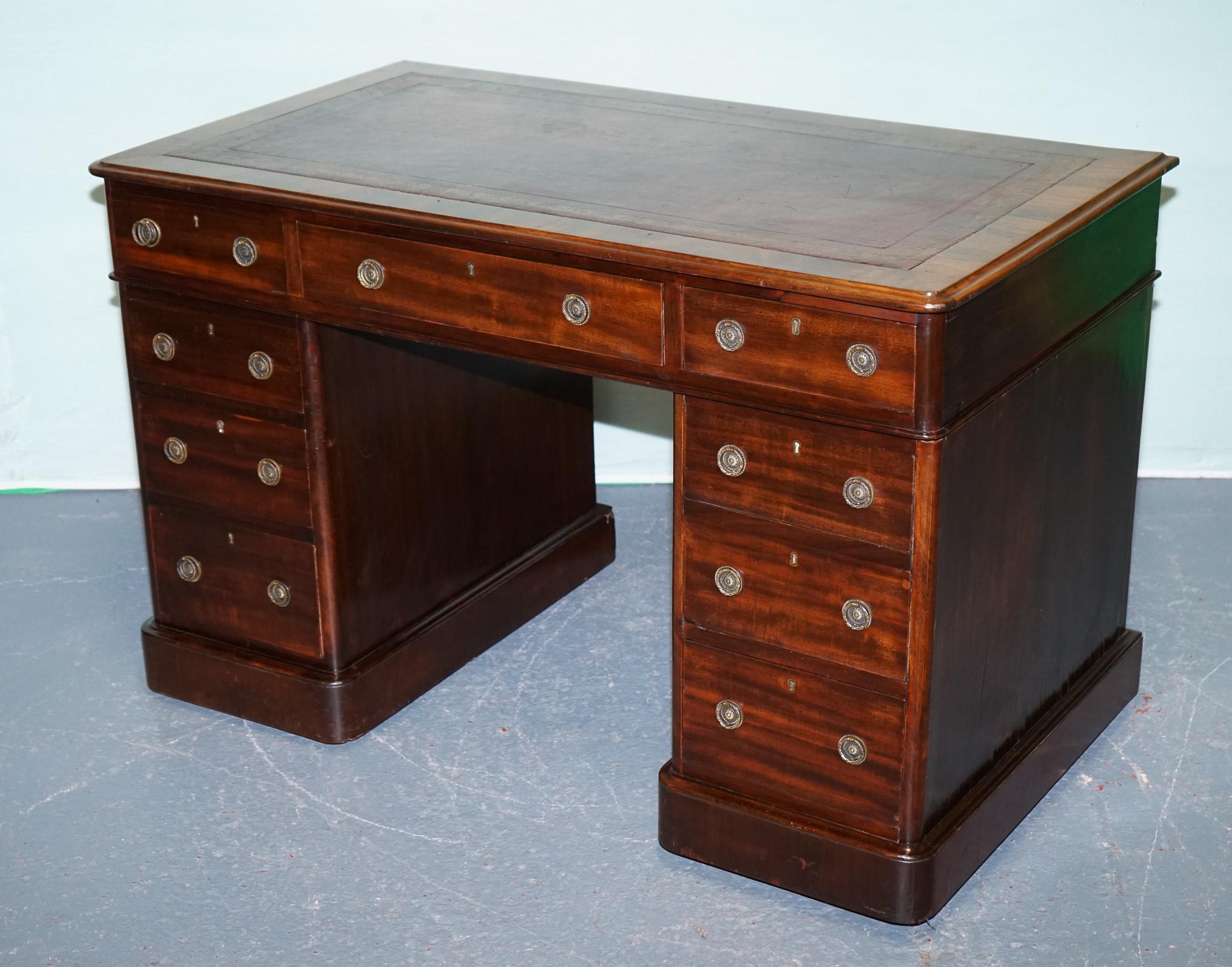 
Antiquariato di Londra



Un'antica scrivania con piedistallo in mogano vittoriano di alta qualità, risalente alla fine del XIX secolo, con una ricca patina e un fascino originale. Questo pezzo tradizionale ha un piano rettangolare con una