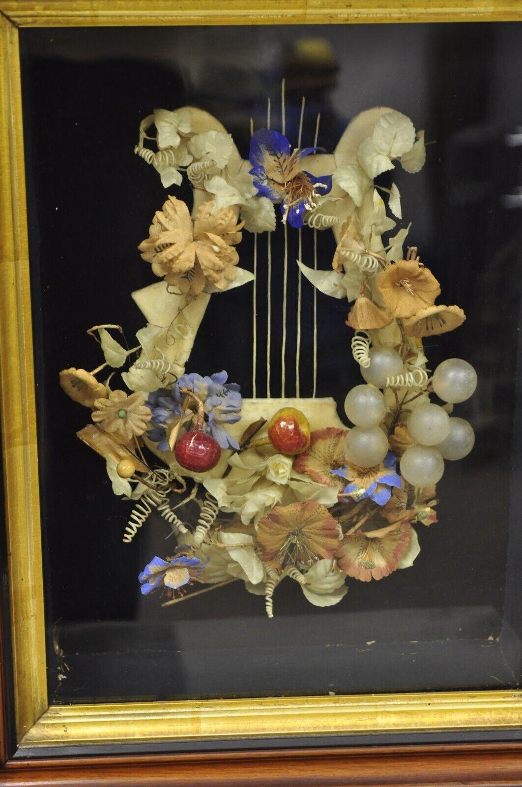 Victorien Cadre d'ombrage en acajou pour couronnes de deuil à motif de harpe victorien antique en vente