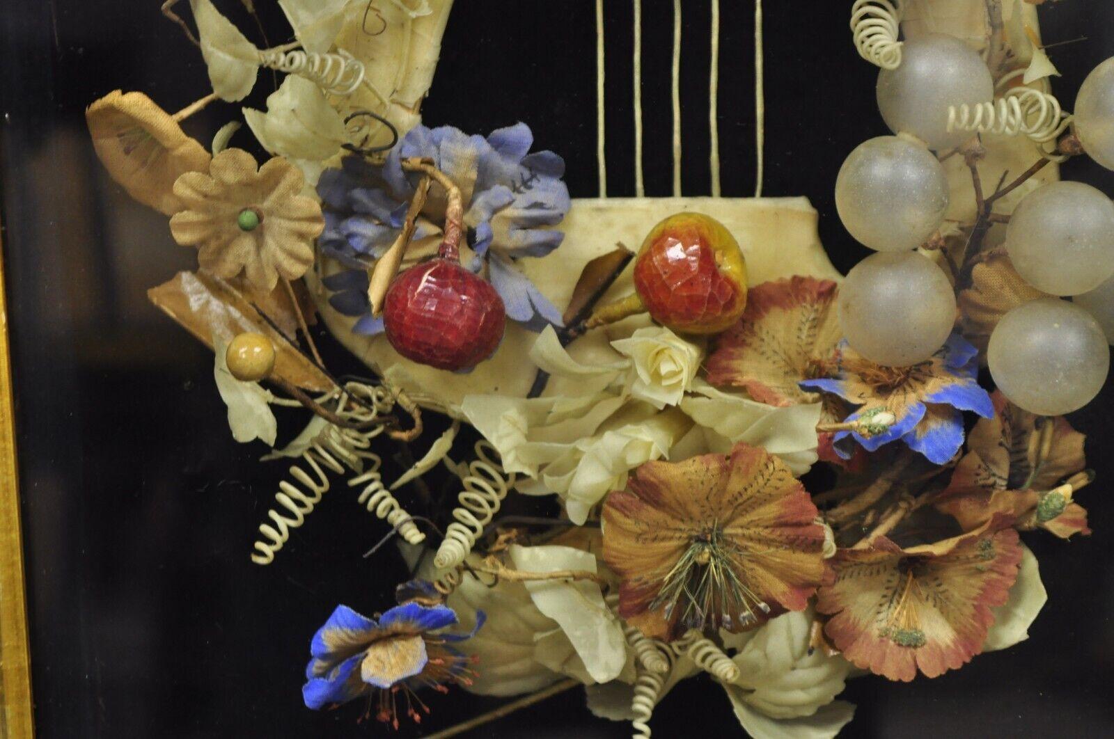 Cadre d'ombrage en acajou pour couronnes de deuil à motif de harpe victorien antique Bon état - En vente à Philadelphia, PA