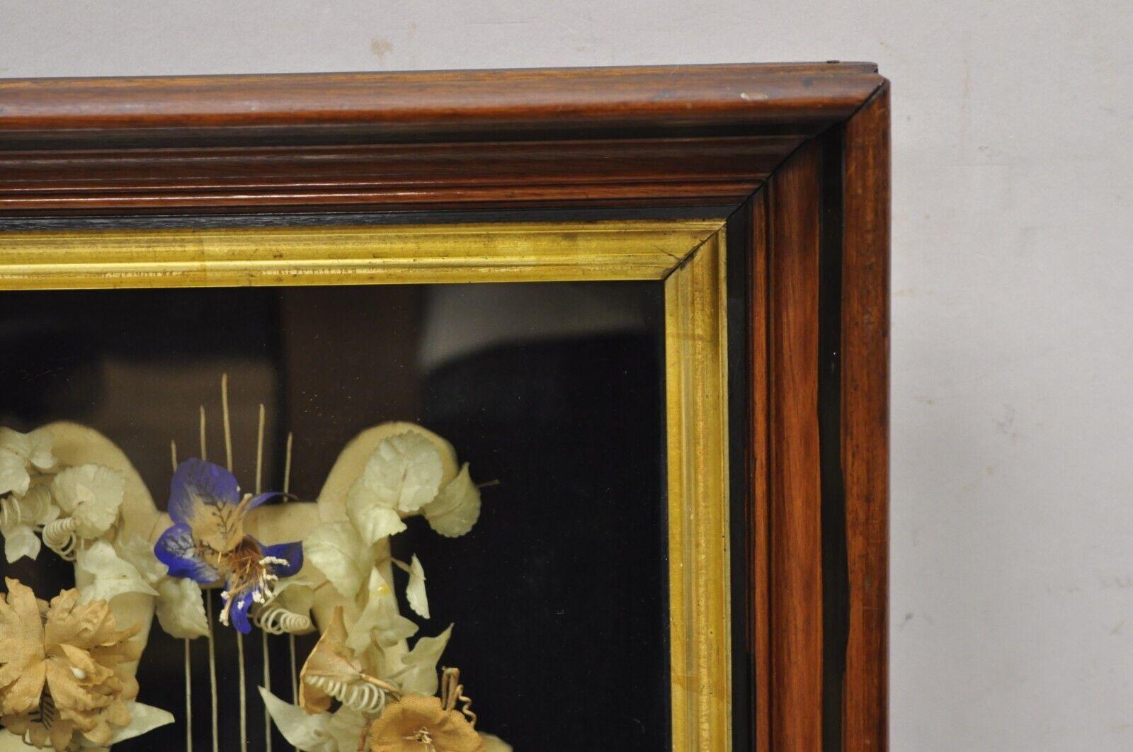 Cadre d'ombrage en acajou pour couronnes de deuil à motif de harpe victorien antique en vente 1