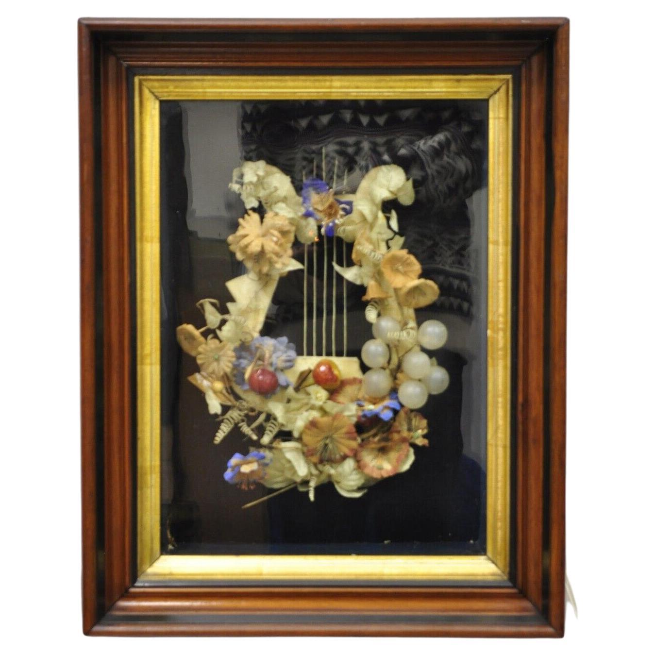 Antiker viktorianischer Blumen-Mourning Wreath-Mahagoni-Schattenkasten-Rahmen mit Harfe-Design
