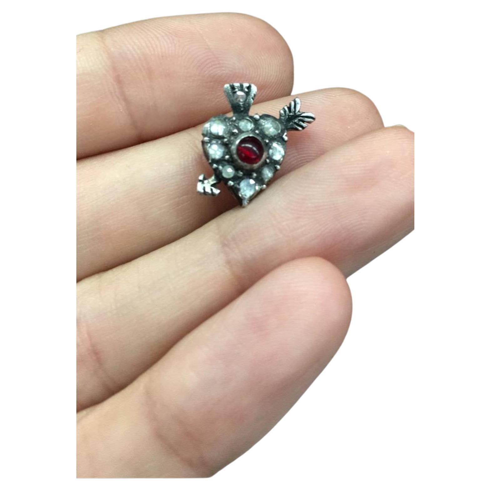 Antike viktorianische Ära Satz von Ohrringen Ring und Anhänger in Herz und Pfeil-Design mit Cabochon Rubine und Diamanten im Rosenschliff in 10k Goldfassung mit Silber gekrönt stammt aus 1850/1880.c 