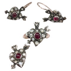 Boucles d'oreilles, anneau et pendentifs anciens en diamant taillé en rose et en forme de coeur et de flèche