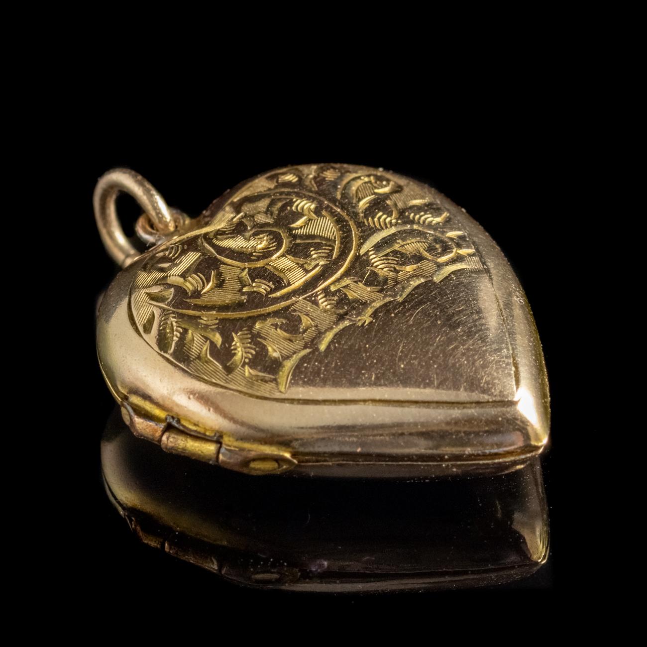 Women's Antique Victorian Heart Locket 9 Carat Gold, circa 1900 For Sale