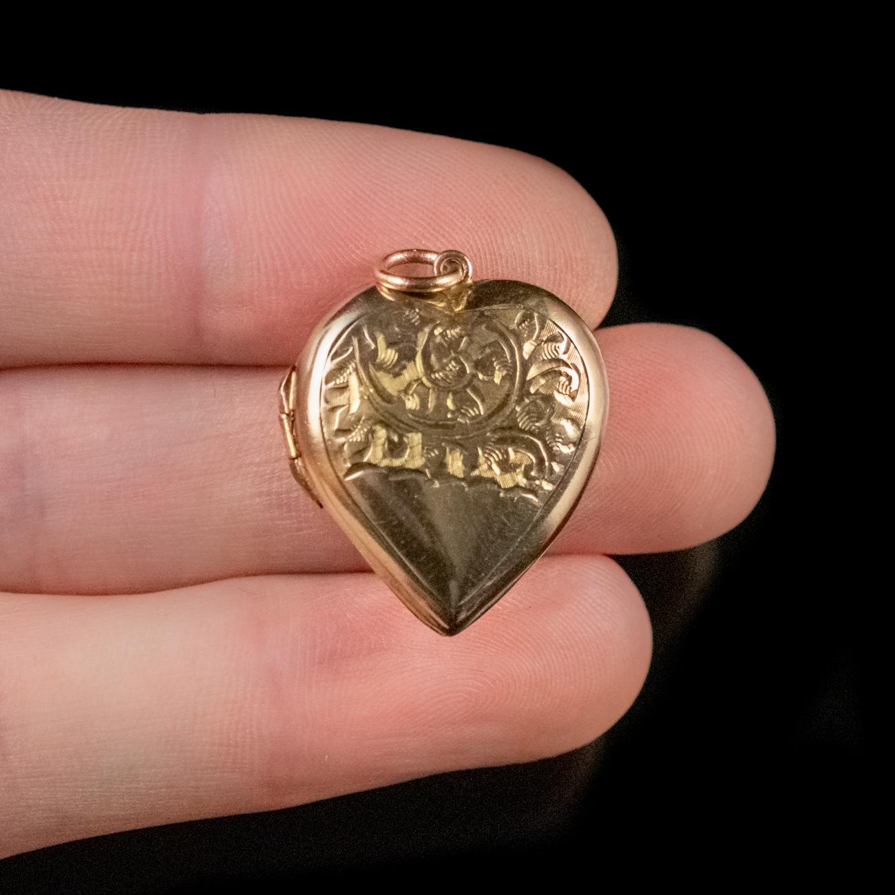 Antique Victorian Heart Locket 9 Carat Gold, circa 1900 For Sale 2