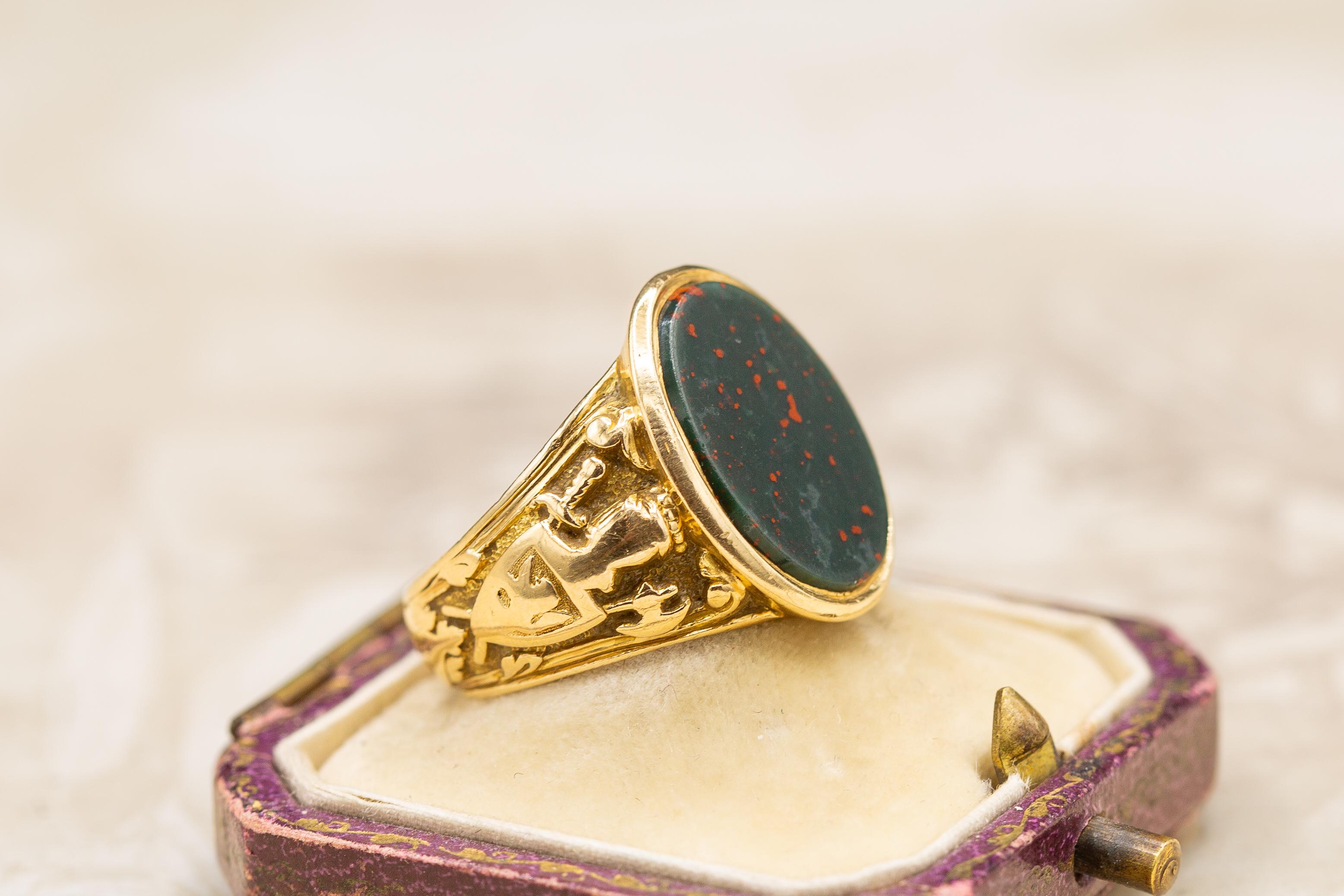 Antique Victorian Heavy 18K Gold Bloodstone Signet Ring Mens Coat of Arms c.1890 For Sale 7