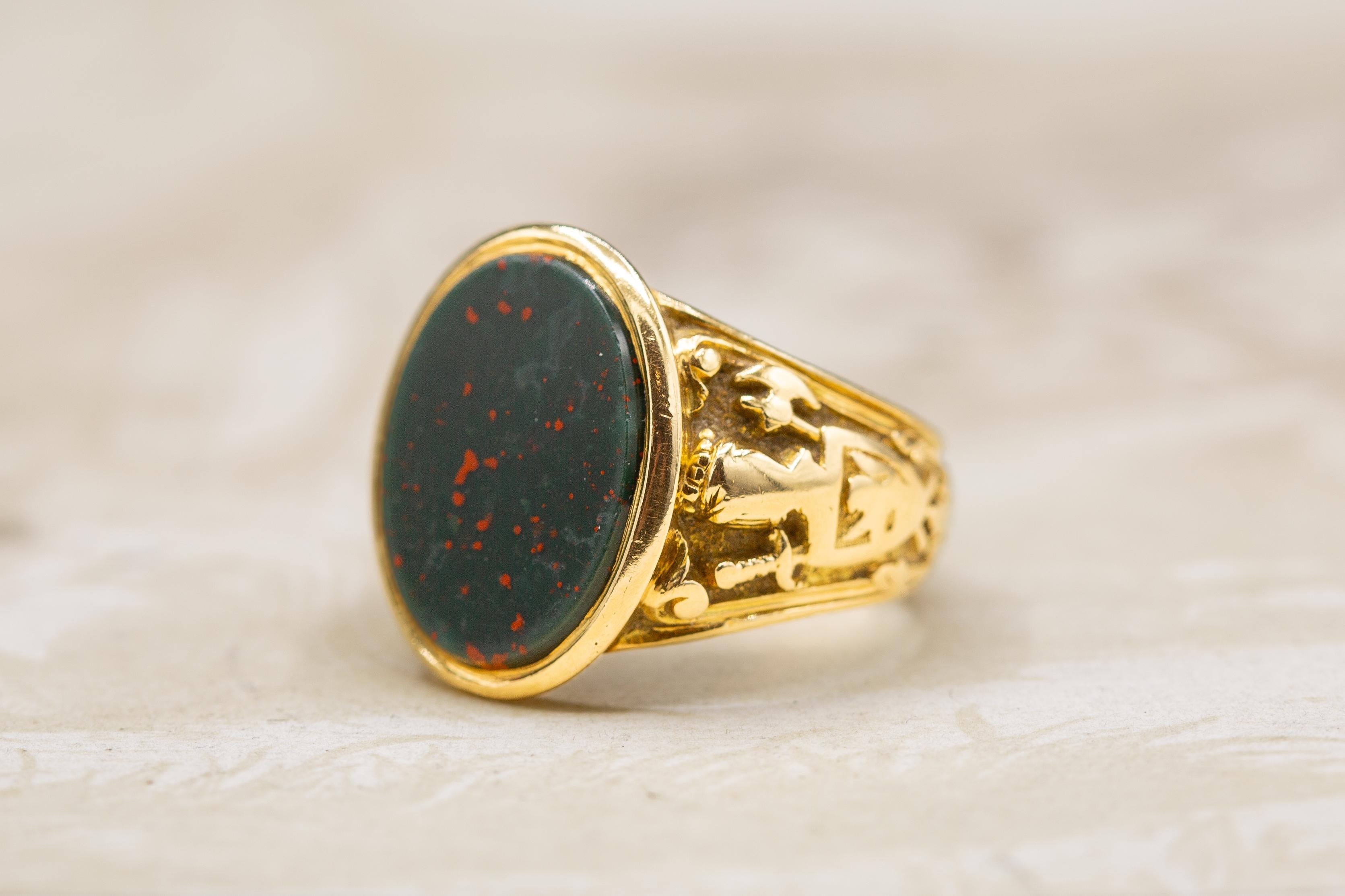 Antique Victorian Heavy 18K Gold Bloodstone Signet Ring Mens Coat of Arms c.1890 In Good Condition In London, GB