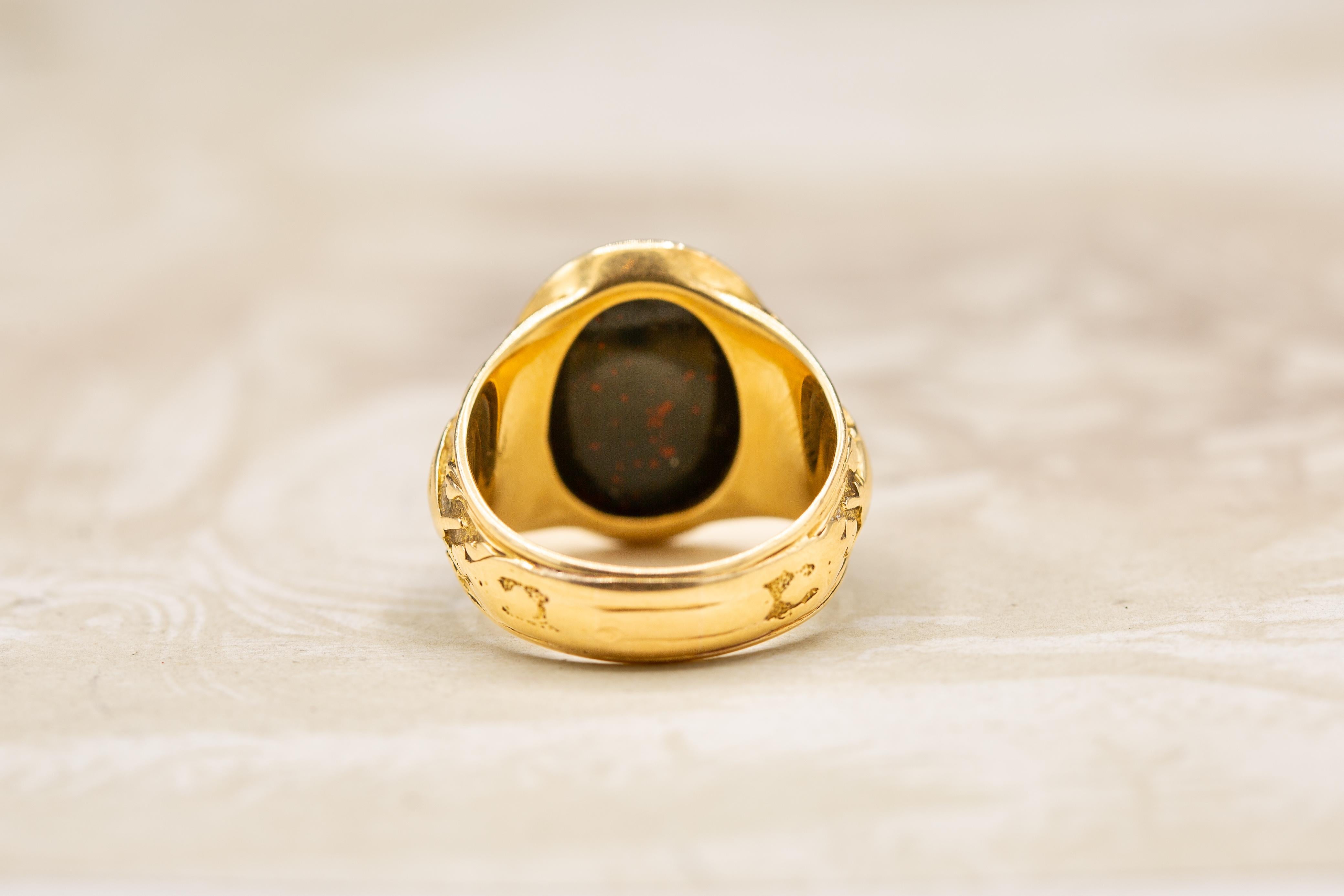 Antique Victorian Heavy 18K Gold Bloodstone Signet Ring Mens Coat of Arms c.1890 For Sale 1