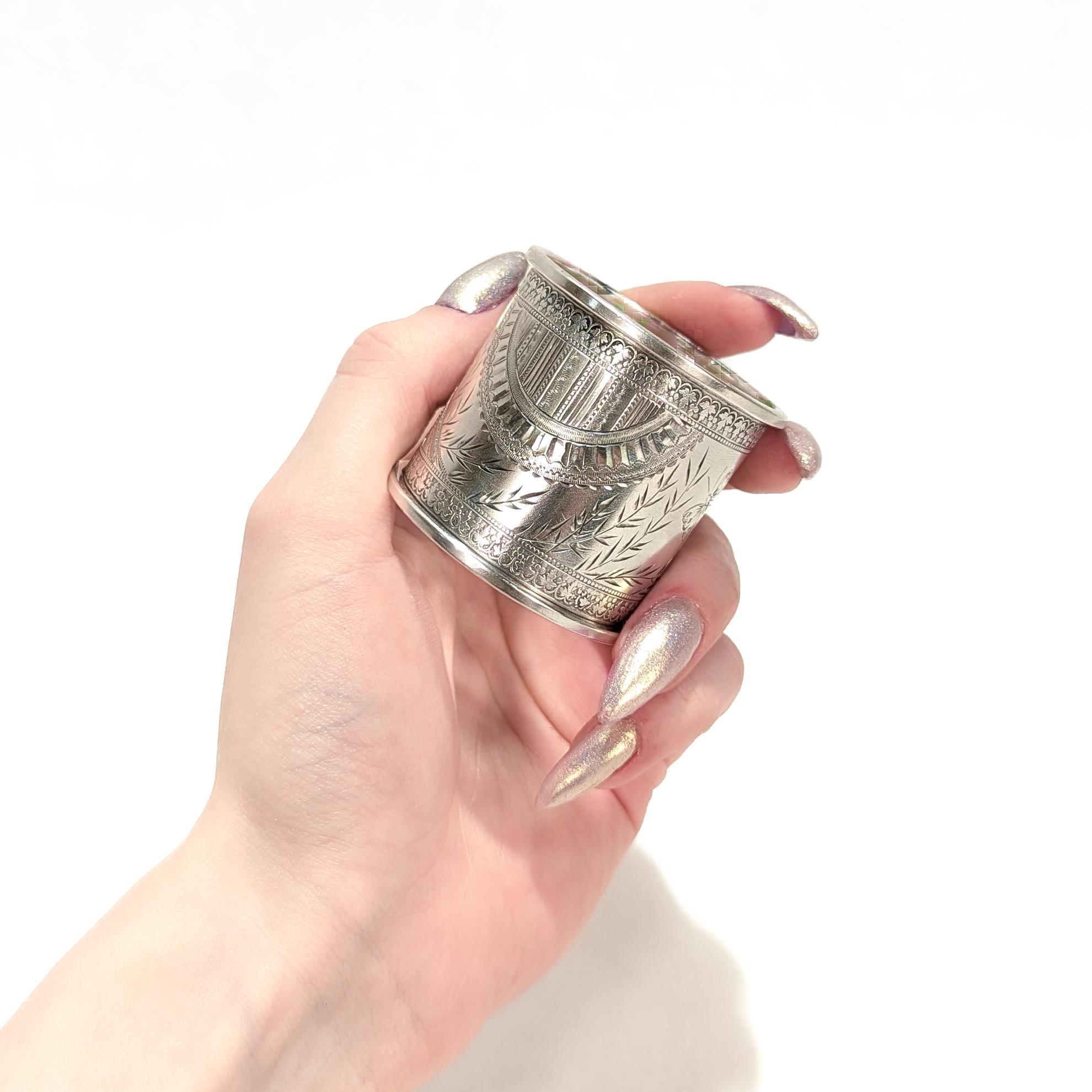 Antiker viktorianischer Serviettenring aus schwerem Sterlingsilber mit Gravur 'Lizzie' (Viktorianisch) im Angebot