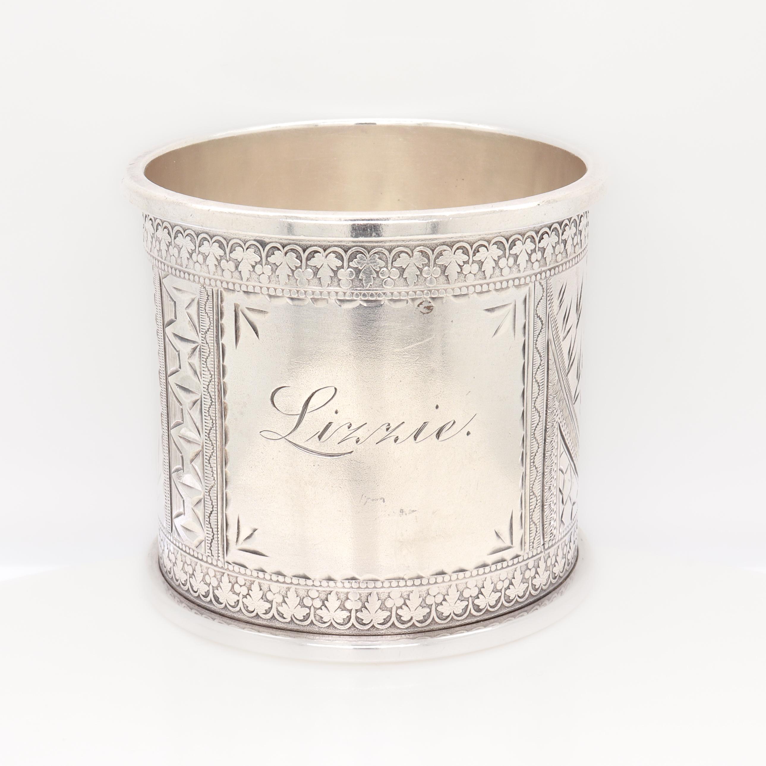 Antiker viktorianischer Serviettenring aus schwerem Sterlingsilber mit Gravur 'Lizzie' im Zustand „Gut“ im Angebot in Philadelphia, PA