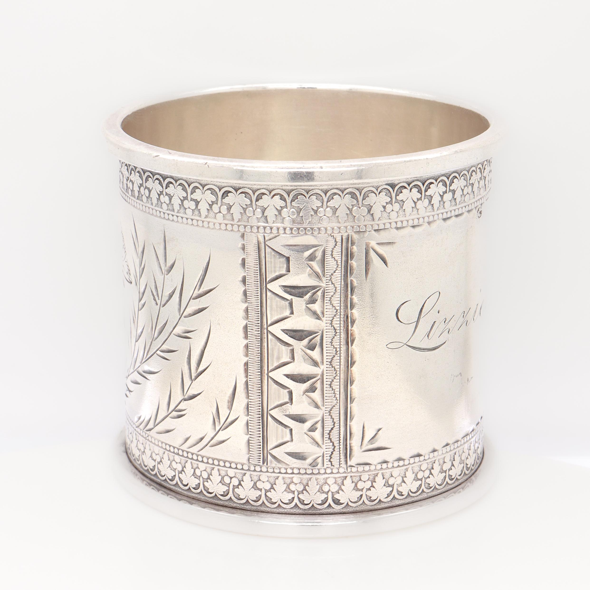 Antiker viktorianischer Serviettenring aus schwerem Sterlingsilber mit Gravur 'Lizzie' im Angebot 3