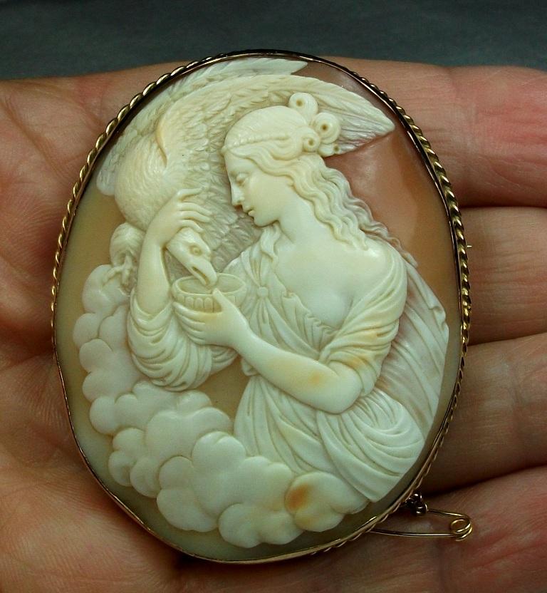 Antique Victorian Hebe Feeding the Eagle of Zeus Shell Cameo Brooch In Excellent Condition In London, GB