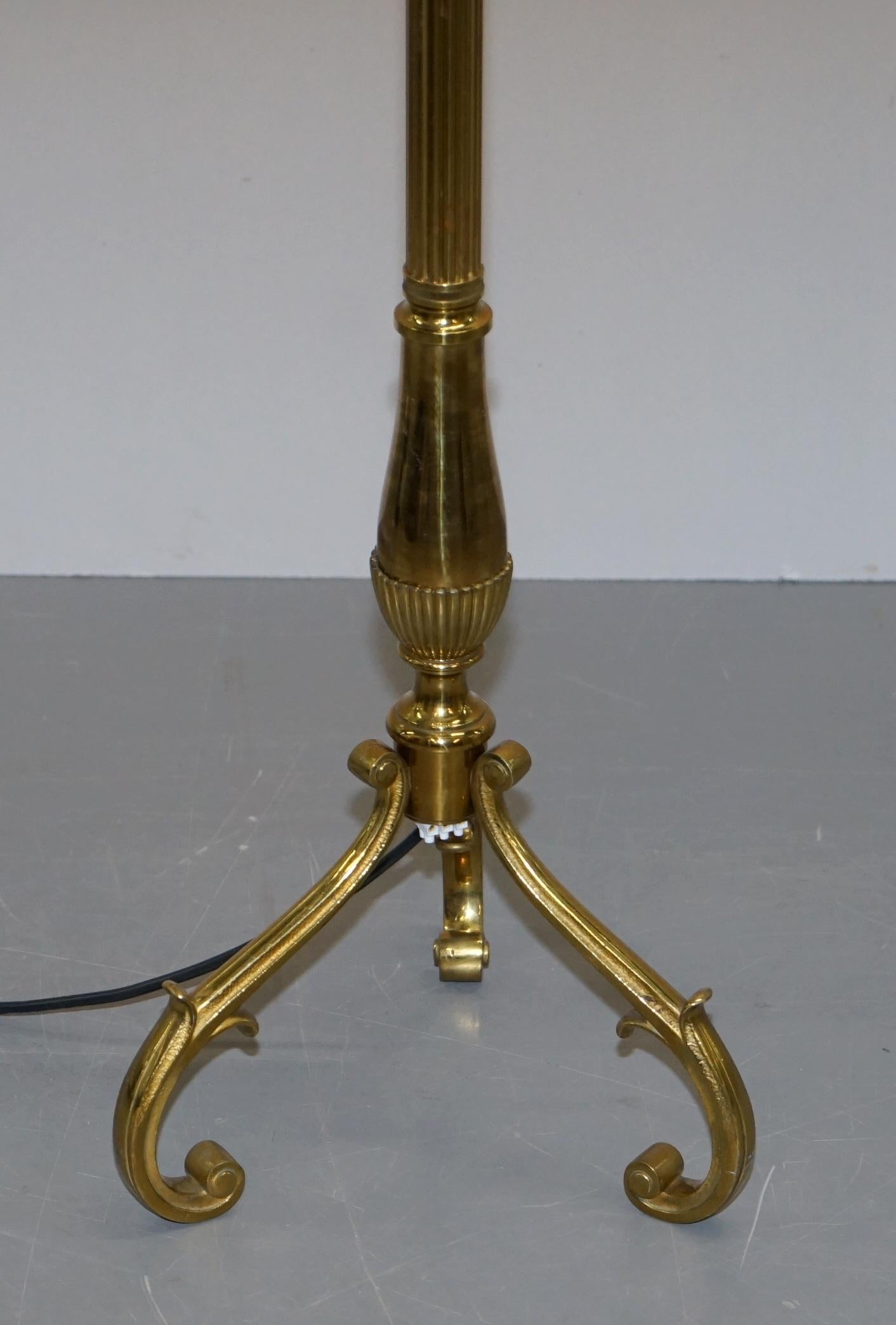 We are delighted to offer for sale this lovely original circa 1880 Antique Victorian floor standing gas lamp which has been converted to electricity 

A good looking and well made piece, originally it would have had a gas lantern however it was