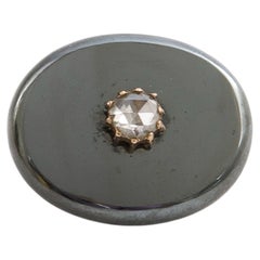 Broche antiguo victoriano de oro con hematita y diamantes tallados en forma de rosa, siglo XIX