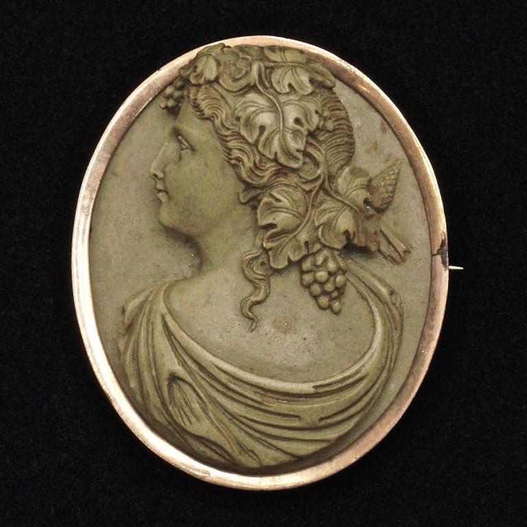 Antique Victorian High Relief Lava Cameo Brooch with a Gold Filled Setting For Sale 2