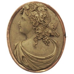 Broche camée victorienne ancienne en lave à haut-relief avec monture en or remplie d'or