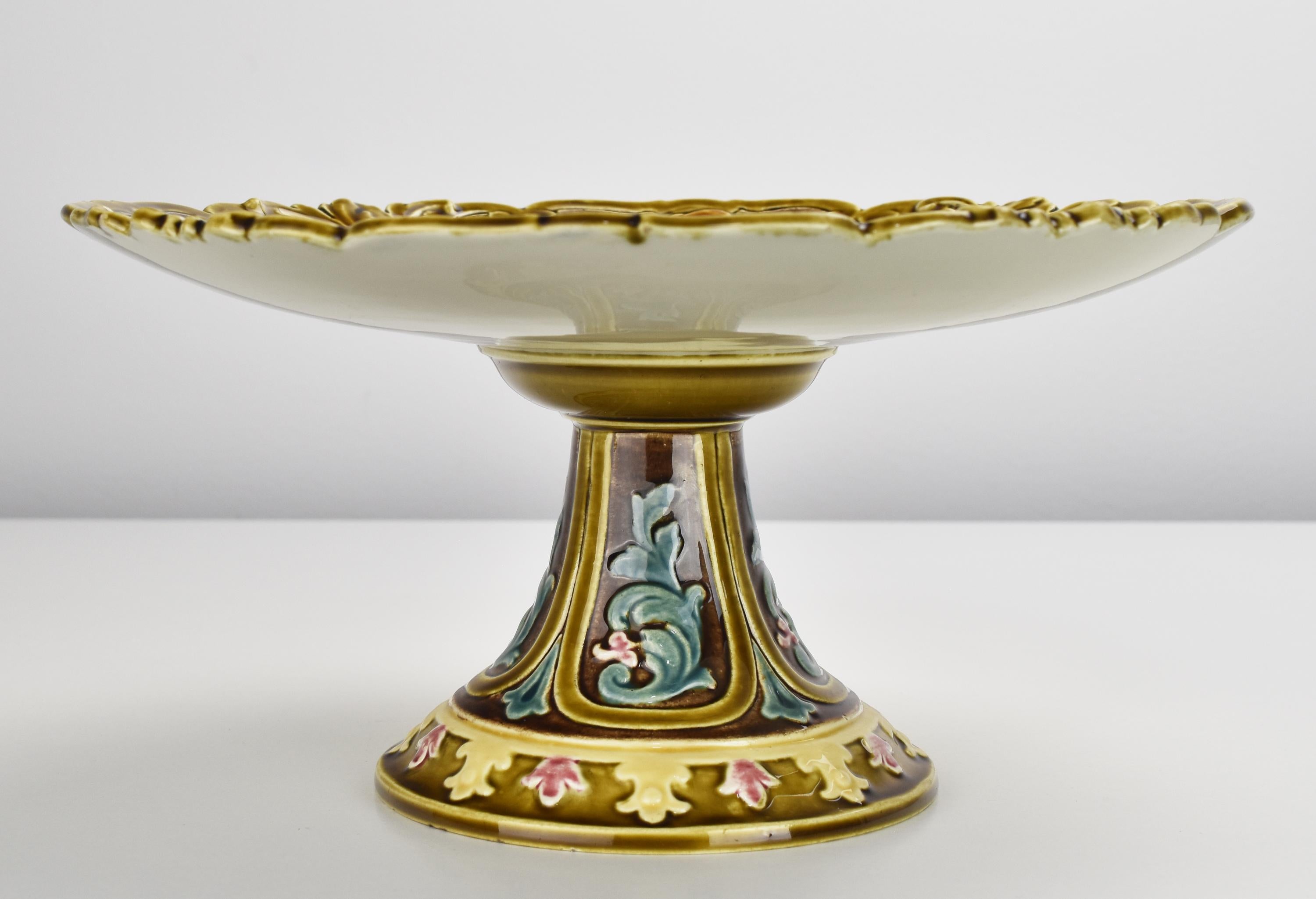 Rococo Revival Antique Victorian Historism Majolica Pedestal Bowl / Centerpiece Knights Dragons For Sale